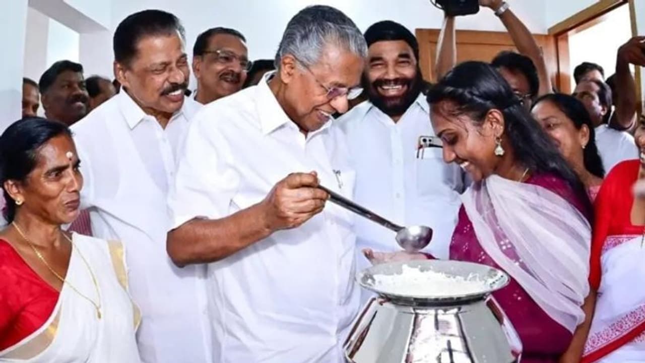 'അങ്ങനെയാണ് 25 കുടുംബങ്ങള്ക്ക് വീട് നിര്മ്മിക്കാന് സിപിഎം തീരുമാനിച്ചത്'; വിവരിച്ച് പിണറായി വിജയന് 'അങ്ങനെയാണ് 25 കുടുംബങ്ങള്ക്ക് വീട് നിര്മ്മിക്കാന് സിപിഎം തീരുമാനിച്ചത്'; വിവരിച്ച് പിണറായി വിജയന്