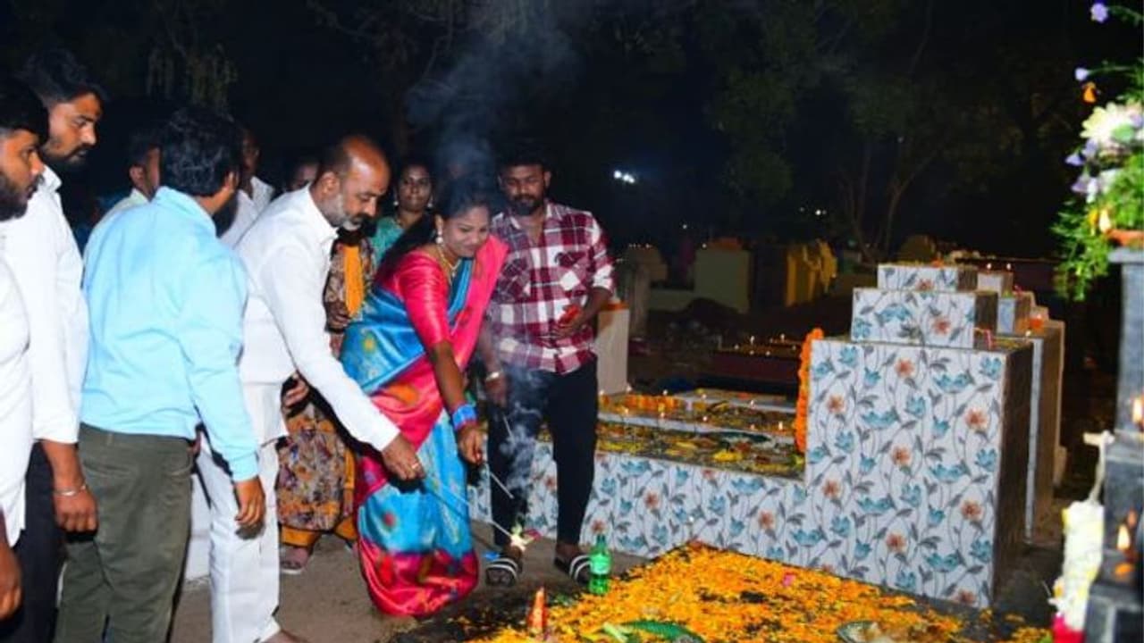 Bandi Sanjay: స్మశానంలో బండి సంజయ్ దీపావళి సంబురాలు.. Bandi Sanjay: స్మశానంలో బండి సంజయ్ దీపావళి సంబురాలు..