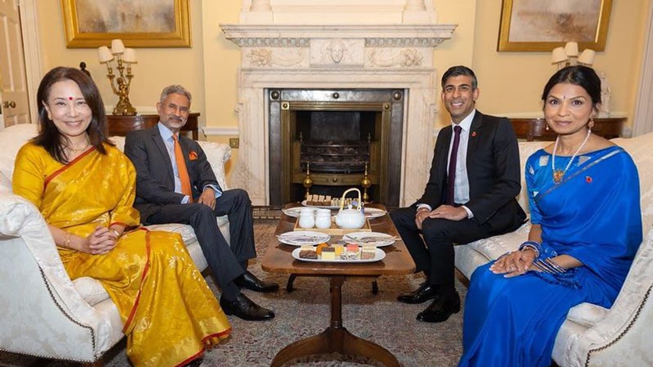యూకే ప్రధాని రిషి సునక్ దంపతులతో జైశంకర్ భేటీ.. విరాట్ కోహ్లీ ఆటోగ్రాఫ్ చేసిన బ్యాట్ బహుమతిగా అందజేత యూకే ప్రధాని రిషి సునక్ దంపతులతో జైశంకర్ భేటీ.. విరాట్ కోహ్లీ ఆటోగ్రాఫ్ చేసిన బ్యాట్ బహుమతిగా అందజేత