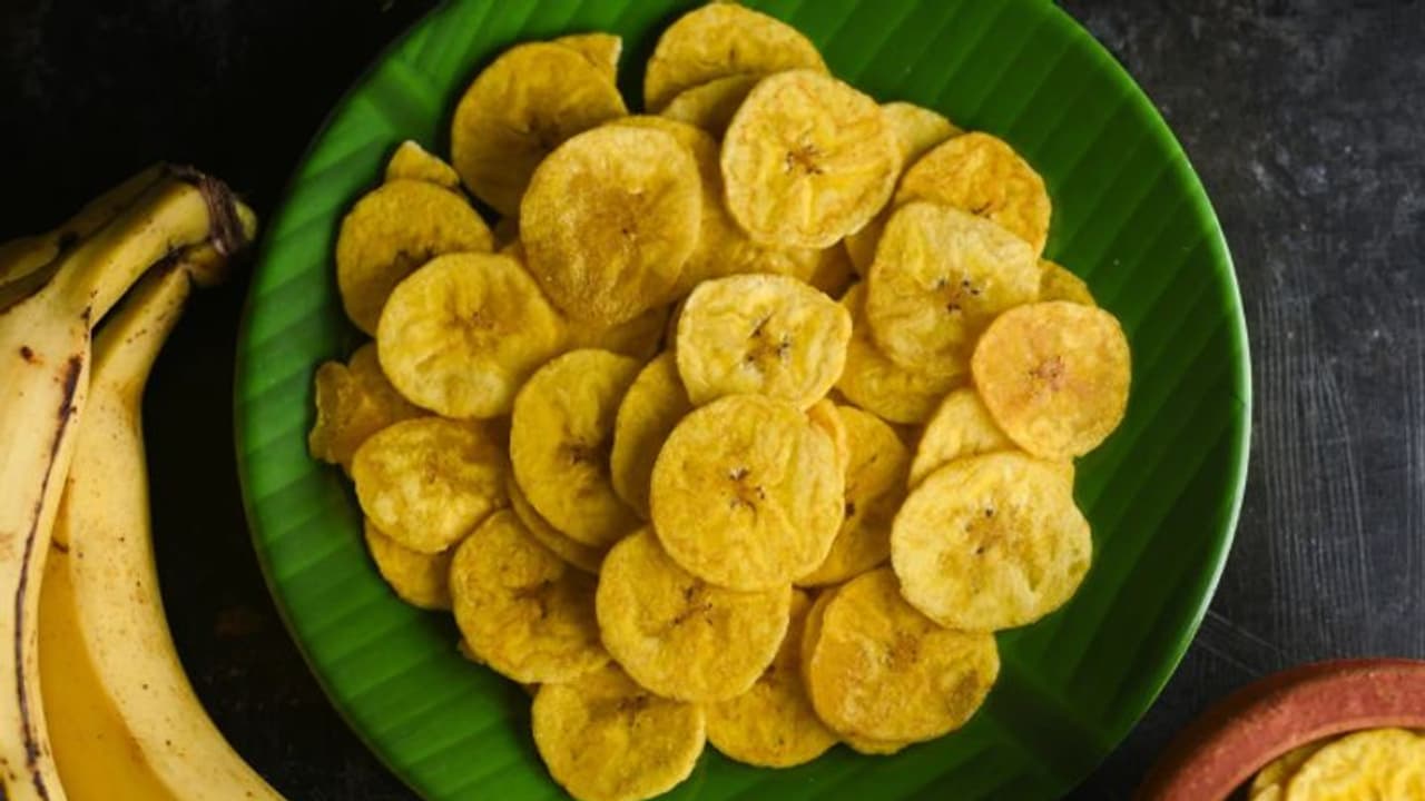 ಮನೆಯಲ್ಲಿ ರುಚಿಕರ ಬಾಳೆಕಾಯಿ ಚಿಪ್ಸ್ ಮಾಡೋದು ಹೇಗೆ? ಇಲ್ಲಿದೆ ನೋಡಿ ಸಿಂಪಲ್ ಟಿಪ್ಸ್! ಮನೆಯಲ್ಲಿ ರುಚಿಕರ ಬಾಳೆಕಾಯಿ ಚಿಪ್ಸ್ ಮಾಡೋದು ಹೇಗೆ? ಇಲ್ಲಿದೆ ನೋಡಿ ಸಿಂಪಲ್ ಟಿಪ್ಸ್!