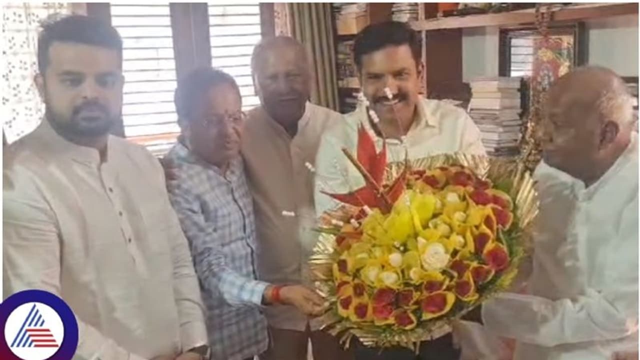 ಮಾಜಿ ಪ್ರಧಾನಿ ದೇವೇಗೌಡರ ಆಶೀರ್ವಾದ ಪಡೆದ ಬಿಜೆಪಿ ರಾಜ್ಯಾಧ್ಯಕ್ಷ ಬಿ.ವೈ. ವಿಜಯೇಂದ್ರ: ಅಭಯ ಕೊಟ್ಟ ದೊಡ್ಡಗೌಡ್ರು ಮಾಜಿ ಪ್ರಧಾನಿ ದೇವೇಗೌಡರ ಆಶೀರ್ವಾದ ಪಡೆದ ಬಿಜೆಪಿ ರಾಜ್ಯಾಧ್ಯಕ್ಷ ಬಿ.ವೈ. ವಿಜಯೇಂದ್ರ: ಅಭಯ ಕೊಟ್ಟ ದೊಡ್ಡಗೌಡ್ರು