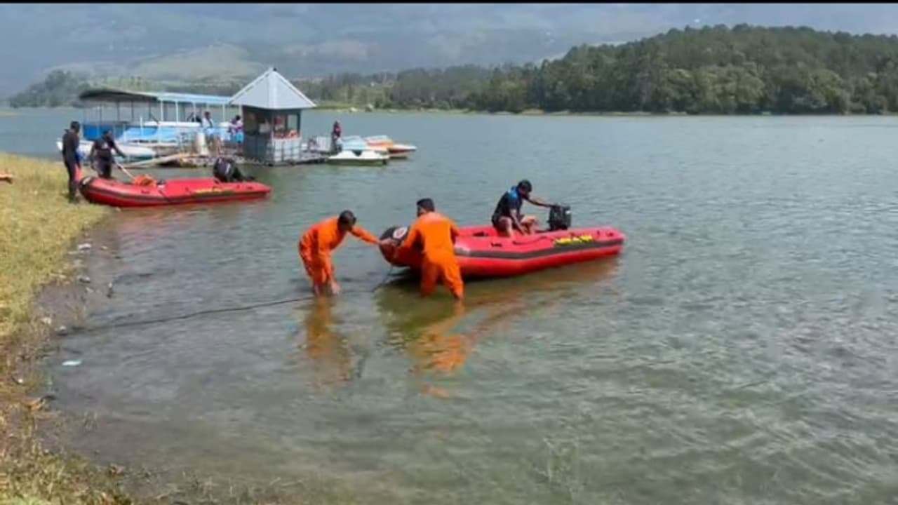 പൂപ്പാറയില്‍ പോയി മടങ്ങവേ വള്ളം മറിഞ്ഞു, കാണാതായവര്‍ക്കായി തെരച്ചില്‍ തുടരുന്നു