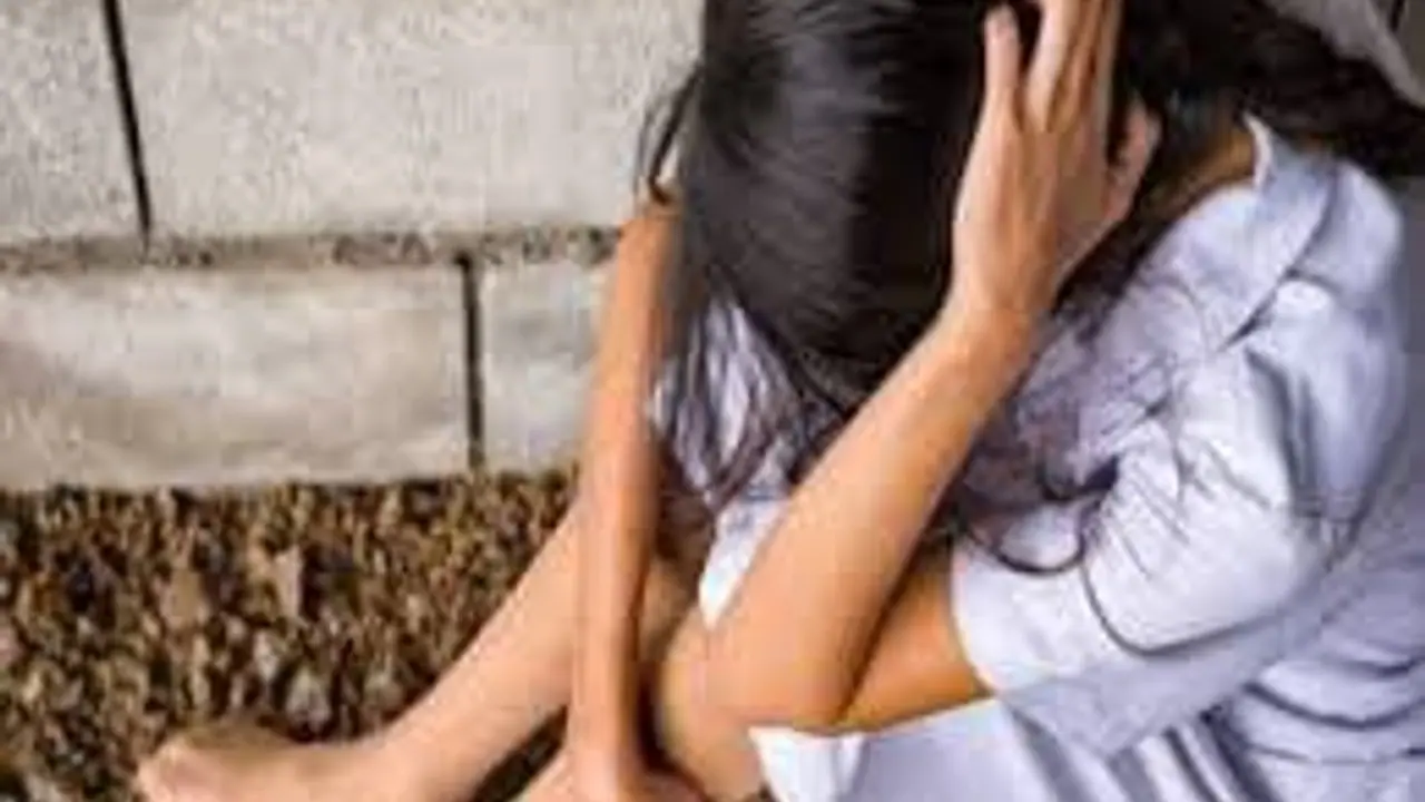 ಕೊಪ್ಪಳ: ಪತಿಗೆ ಥಳಿಸಿ ವಿವಾಹಿತ ಮಹಿಳೆಯನ್ನ ಎಳೆದೊಯ್ದು ಅತ್ಯಾಚಾರ ನಡೆಸಿದ್ದ ಗ್ಯಾಂಗ್ ಅರೆಸ್ಟ್ ಕೊಪ್ಪಳ: ಪತಿಗೆ ಥಳಿಸಿ ವಿವಾಹಿತ ಮಹಿಳೆಯನ್ನ ಎಳೆದೊಯ್ದು ಅತ್ಯಾಚಾರ ನಡೆಸಿದ್ದ ಗ್ಯಾಂಗ್ ಅರೆಸ್ಟ್