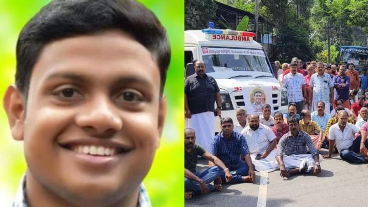 ബസിടിച്ച് യുവാവ് മരിച്ചു: മൃതദേഹവുമായി നാട്ടുകാർ റോഡ് ഉപരോധിച്ചു, ബസിൽ യുവാവിന്റെ ഫ്ലക്സ് കെട്ടി പ്രതിഷേധം ബസിടിച്ച് യുവാവ് മരിച്ചു: മൃതദേഹവുമായി നാട്ടുകാർ റോഡ് ഉപരോധിച്ചു, ബസിൽ യുവാവിന്റെ ഫ്ലക്സ് കെട്ടി പ്രതിഷേധം