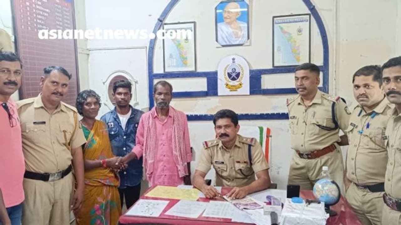മറവി രോഗം ബാധിച്ച അച്ഛനെ ഷൊർണൂരിൽ വച്ച് കാണാതായി, 3 മാസം നെട്ടോട്ടമോടിയ മകന് ആശ്വാസമായി റെയിൽവെ പൊലീസ് മറവി രോഗം ബാധിച്ച അച്ഛനെ ഷൊർണൂരിൽ വച്ച് കാണാതായി, 3 മാസം നെട്ടോട്ടമോടിയ മകന് ആശ്വാസമായി റെയിൽവെ പൊലീസ്