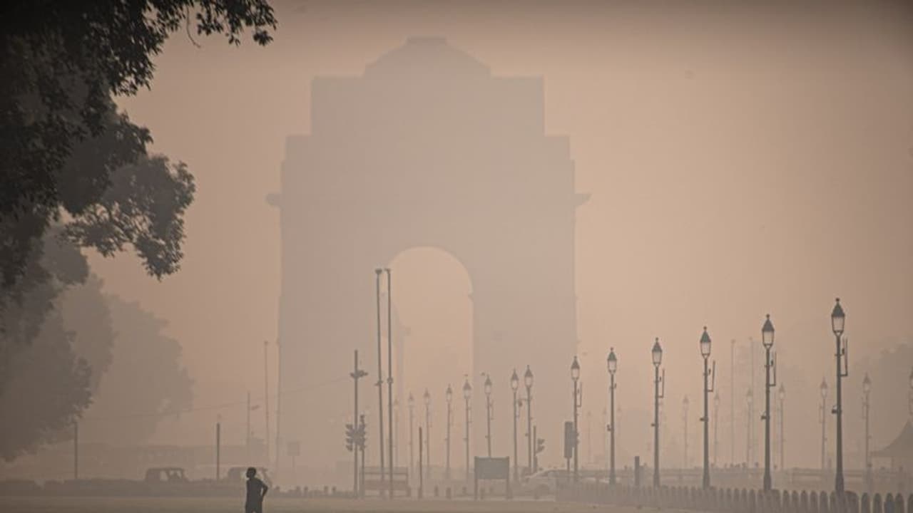 Delhi Air pollution: ఢిల్లీ ఎన్సీఆర్లో కాలుష్య విస్ఫోటనం ! హానికర స్థాయికి పడిపోయిన గాలి నాణ్యత Delhi Air pollution: ఢిల్లీ ఎన్సీఆర్లో కాలుష్య విస్ఫోటనం ! హానికర స్థాయికి పడిపోయిన గాలి నాణ్యత
