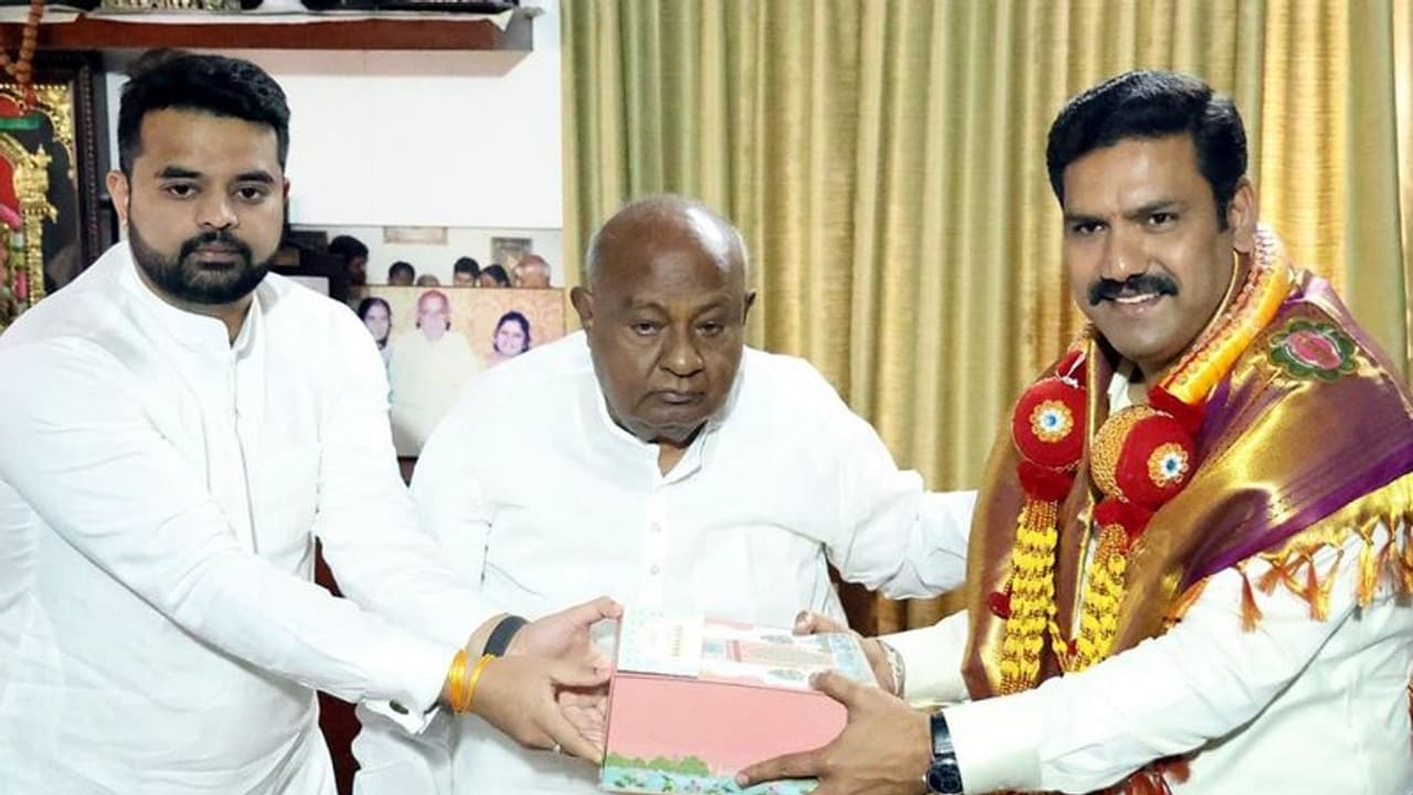 ಮತ್ತೆ ಮೋದಿ ಗೆಲ್ಲಿಸಲು ಪ್ರಯತ್ನಿಸೋಣ: ಸಂಸದ ಪ್ರಜ್ವಲ್ ರೇವಣ್ಣ ಮತ್ತೆ ಮೋದಿ ಗೆಲ್ಲಿಸಲು ಪ್ರಯತ್ನಿಸೋಣ: ಸಂಸದ ಪ್ರಜ್ವಲ್ ರೇವಣ್ಣ