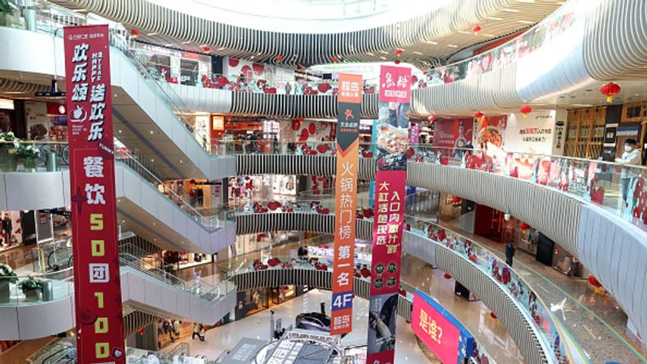 മാളിന്‍റെ സ്റ്റെയര്‍കെയ്സിന് അടിയില്‍ ആറ് മാസത്തോളം രഹസ്യജീവിതം; ഒടുവില്‍ പിടി വീണു !