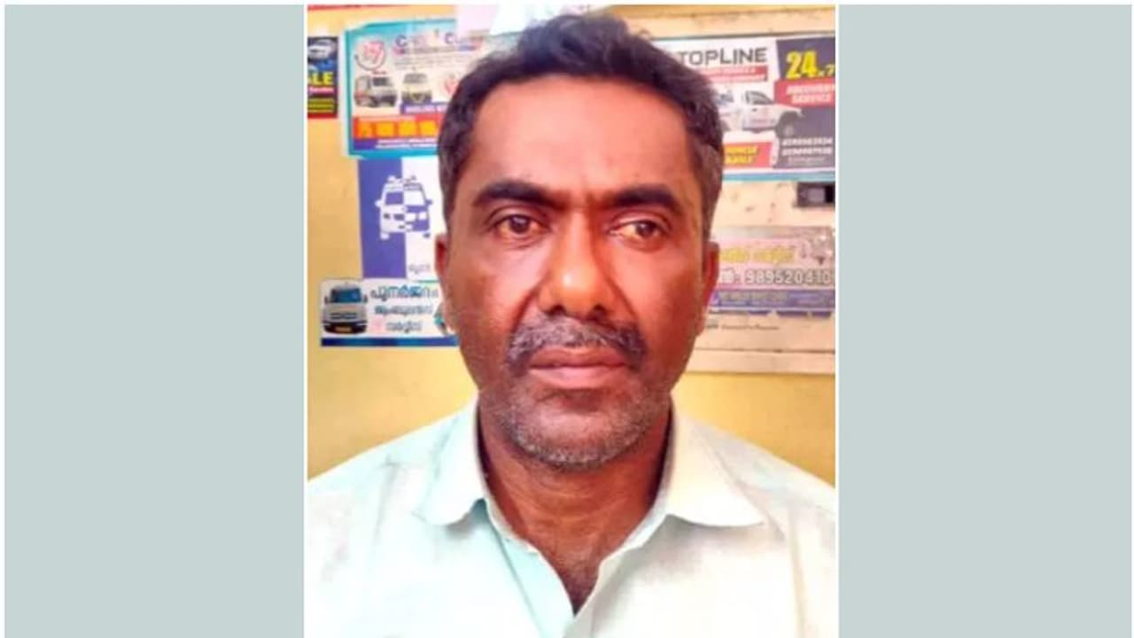 ഹീറോയായി അയ്യപ്പന്മാർ; വാഹനത്തിന്‍റെ പിന്നിലിടിച്ച് സ്കൂട്ടർ, തെറിച്ചുവീണത് മദ്യക്കുപ്പികൾ, പിടിച്ച് കൊടുത്തു