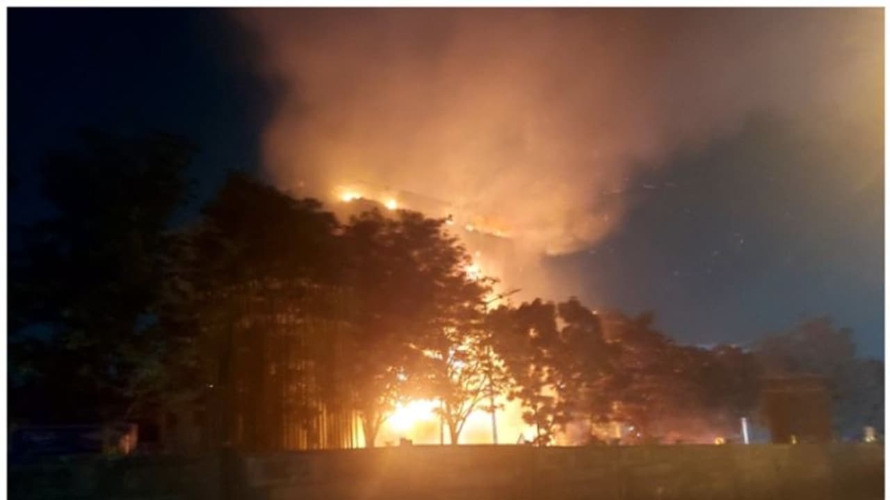 ബംഗളൂരുവില് ഐടി കമ്പനി പ്രവര്ത്തിച്ചിരുന്ന നാല് നില കെട്ടിടം ഷോർട്ട് സർക്യൂട്ടിനെ തുടര്ന്ന് കത്തിയമര്ന്നു ബംഗളൂരുവില് ഐടി കമ്പനി പ്രവര്ത്തിച്ചിരുന്ന നാല് നില കെട്ടിടം ഷോർട്ട് സർക്യൂട്ടിനെ തുടര്ന്ന് കത്തിയമര്ന്നു