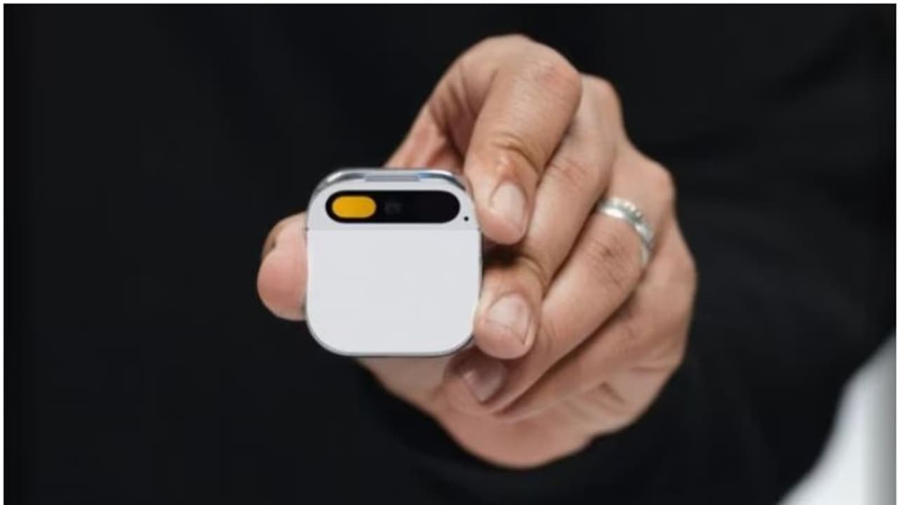 ഇത് എഐ പിൻ, ടെക് ലോകത്തെ പുത്തൻ താരം, സ്‌ക്രീൻ പോലുമില്ല, പക്ഷേ പലതും നടക്കും! സ്മാർട്ട് ഫോണുകൾ ഞെട്ടുമോ?