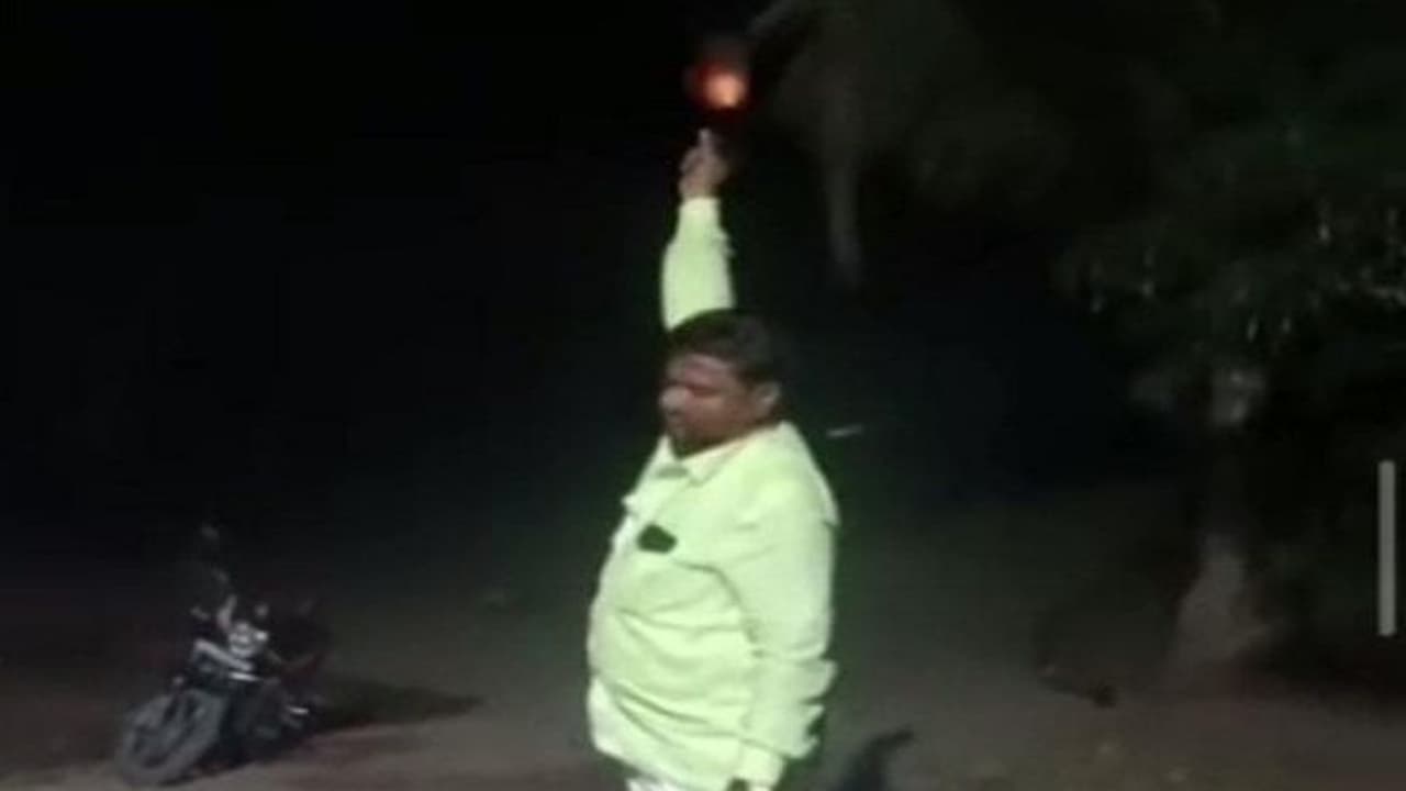 ವಿಜಯಪುರ: ಪಟಾಕಿ ಬದಲು ಗುಂಡು ಹಾರಿಸಿದ ಭೂಪ..!