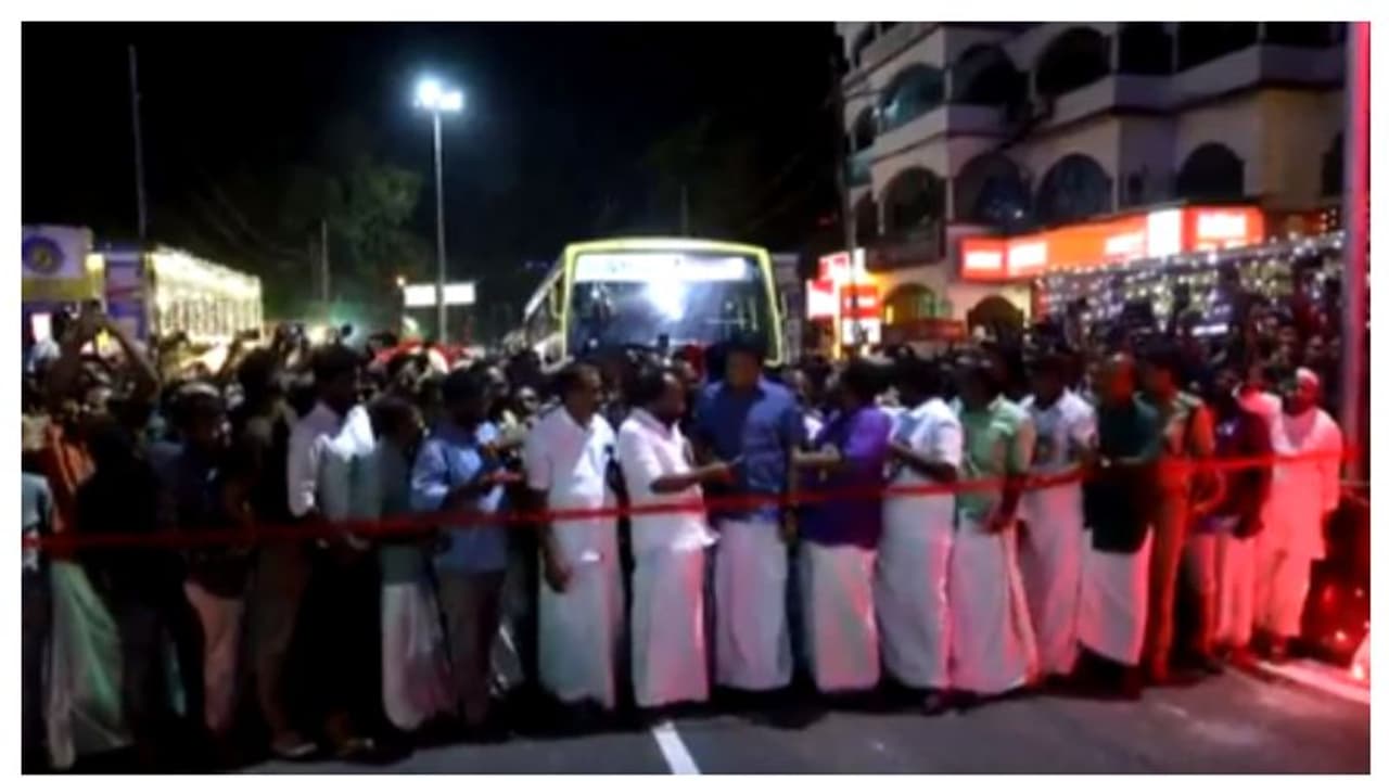 ഗുരുവായൂർ മേൽപ്പാലം ഉദ്ഘാടനത്തിനെത്തിയ മന്ത്രി റിയാസിന് നേരെ കറുപ്പ് മുണ്ടുരിഞ്ഞ് പ്രതിഷേധം