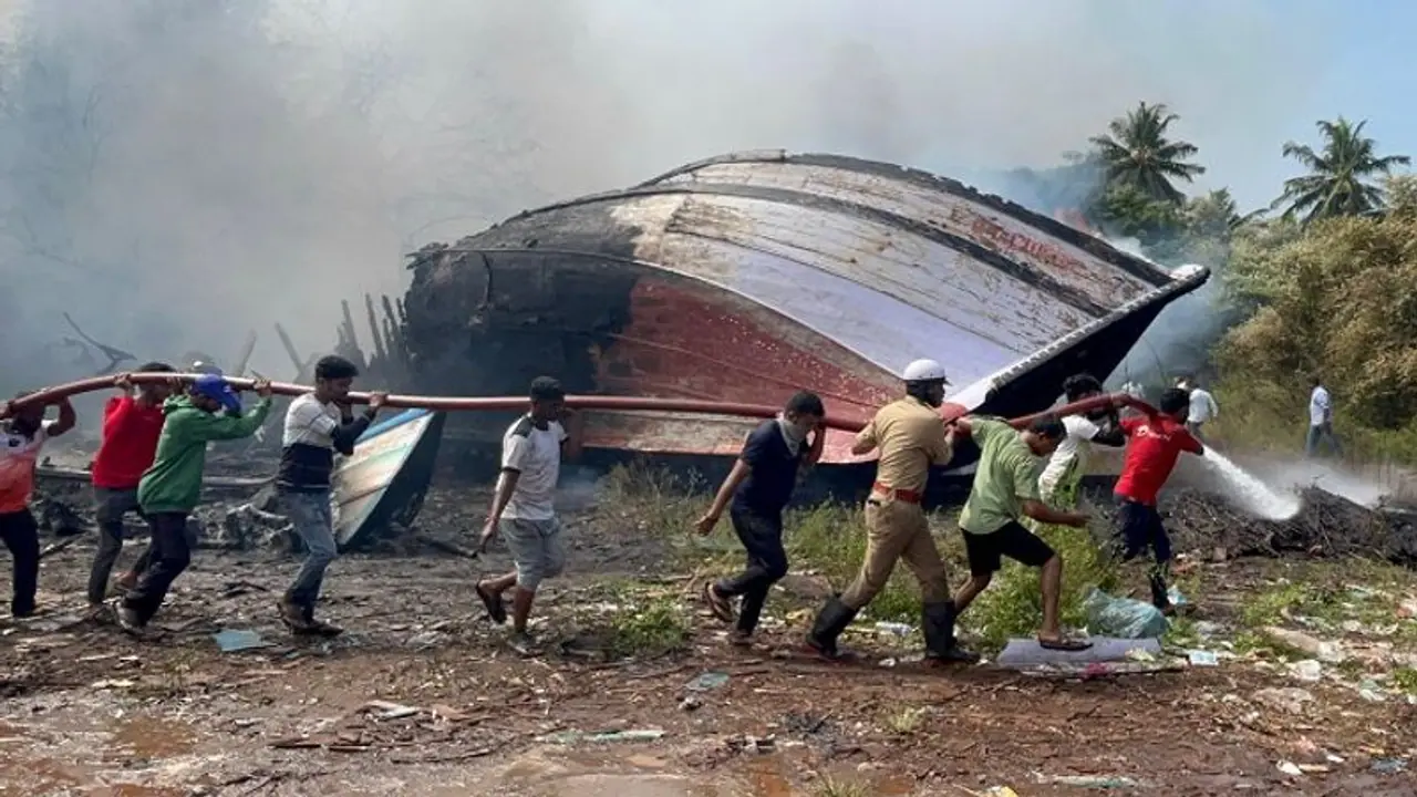 ದೀಪಾವಳಿಯಂದೇ ಮೀನುಗಾರರ ಬದುಕಲ್ಲಿ ಕಗ್ಗತ್ತಲು: ಅಗ್ನಿ ಅವಘಡಕ್ಕೆ ಕೋಟ್ಯಂತರ ರೂ. ಮೌಲ್ಯದ ಸೊತ್ತು ಭಸ್ಮ..! ದೀಪಾವಳಿಯಂದೇ ಮೀನುಗಾರರ ಬದುಕಲ್ಲಿ ಕಗ್ಗತ್ತಲು: ಅಗ್ನಿ ಅವಘಡಕ್ಕೆ ಕೋಟ್ಯಂತರ ರೂ. ಮೌಲ್ಯದ ಸೊತ್ತು ಭಸ್ಮ..!