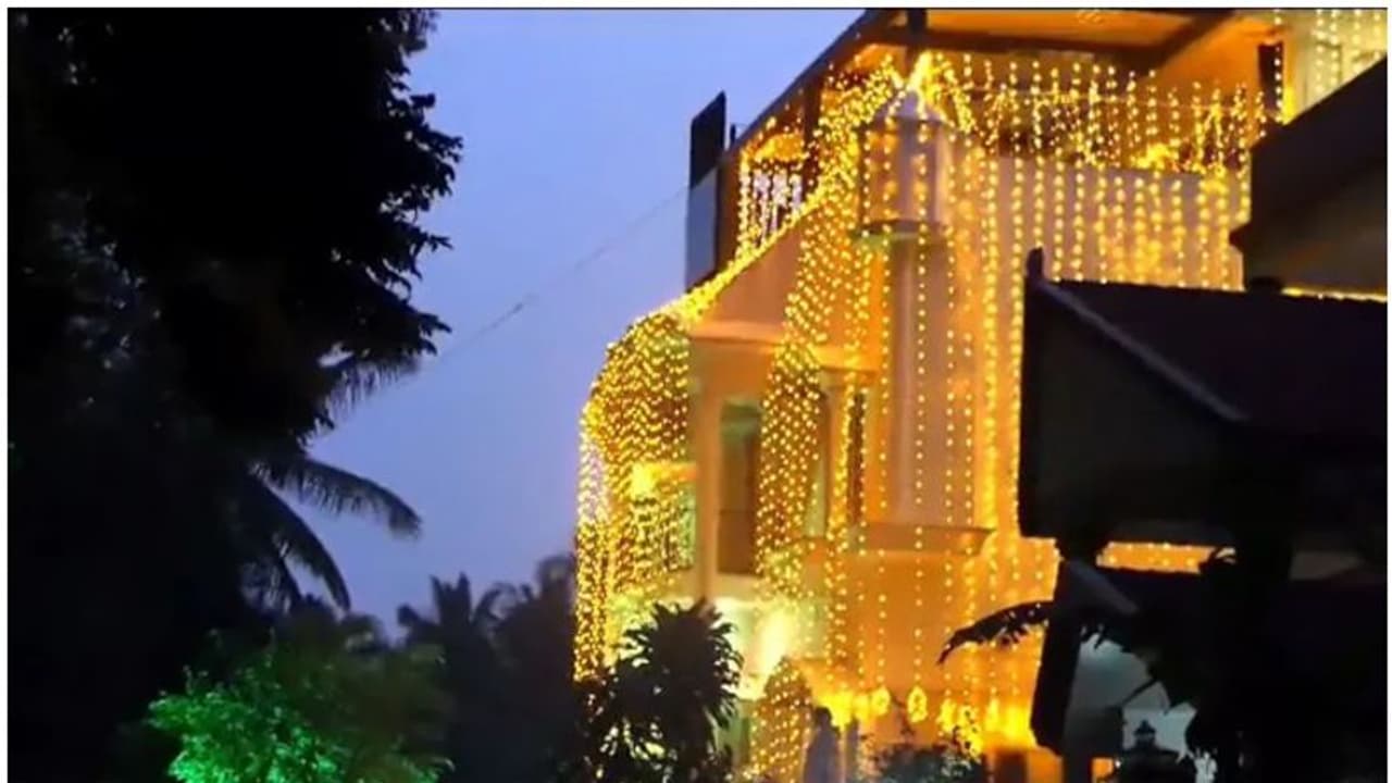 ദീപാവലി ആഘോഷിക്കാൻ മുൻ മുഖ്യമന്ത്രി വൈദ്യുതി മോഷ്ടിച്ചെന്ന് കോൺഗ്രസ്; പിഴയടക്കാമെന്ന് കുമാരസ്വാമി ദീപാവലി ആഘോഷിക്കാൻ മുൻ മുഖ്യമന്ത്രി വൈദ്യുതി മോഷ്ടിച്ചെന്ന് കോൺഗ്രസ്; പിഴയടക്കാമെന്ന് കുമാരസ്വാമി