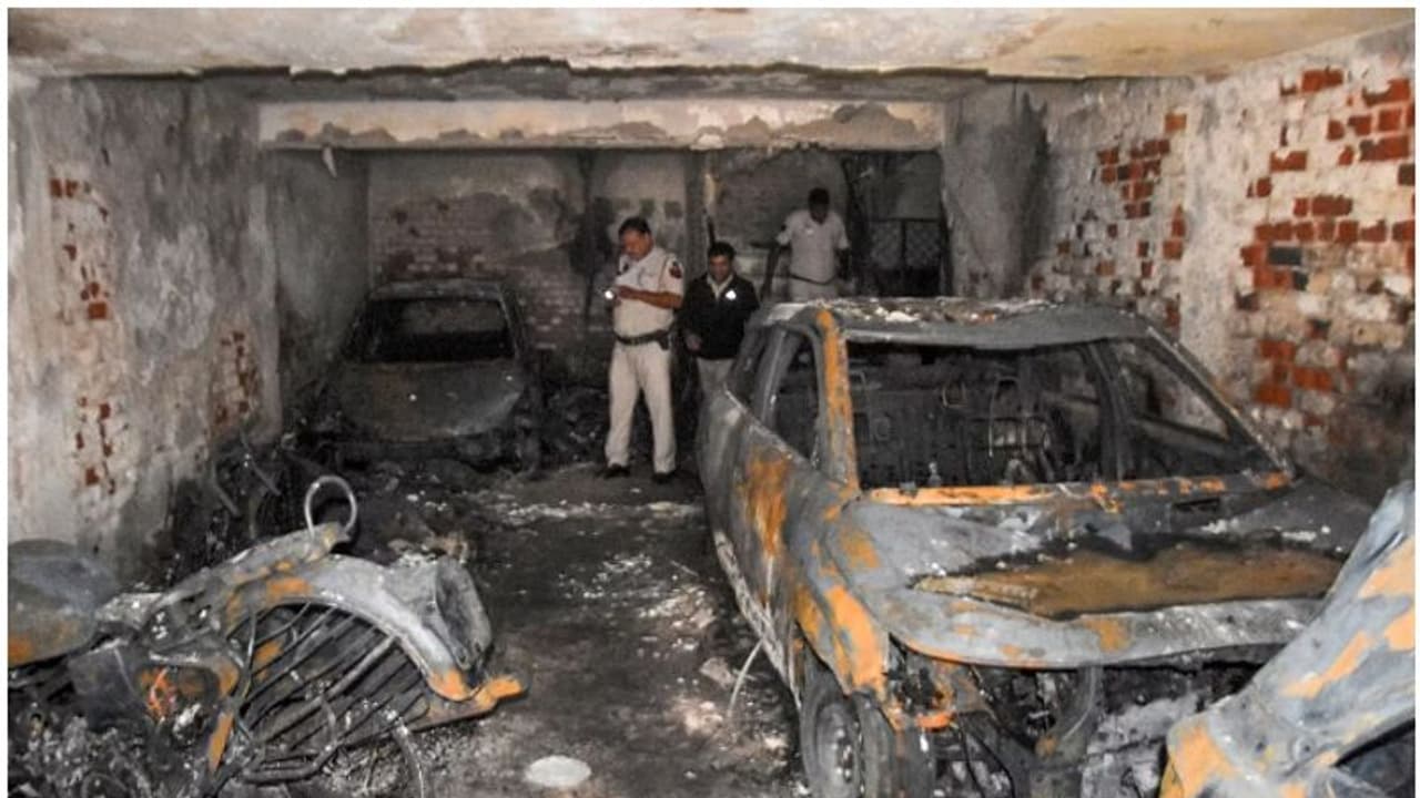 ബഹുനില കെട്ടിടത്തിന് തീപിടിച്ചു, 3 വയസ്സുകാരിയെ പുതപ്പിൽ പൊതിഞ്ഞ് താഴേക്കെറിഞ്ഞ് പിതാവ്, പിന്നാലെ കുടുംബവും ബഹുനില കെട്ടിടത്തിന് തീപിടിച്ചു, 3 വയസ്സുകാരിയെ പുതപ്പിൽ പൊതിഞ്ഞ് താഴേക്കെറിഞ്ഞ് പിതാവ്, പിന്നാലെ കുടുംബവും