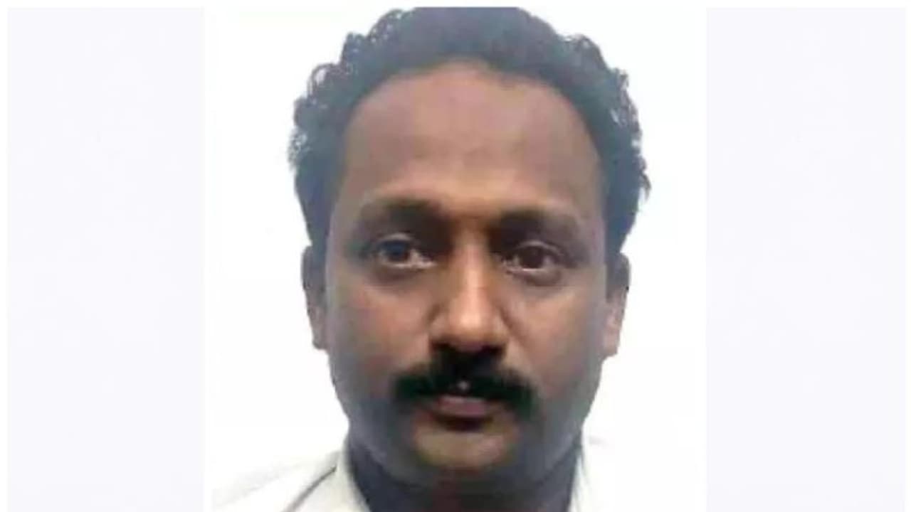 പണയം വെയ്ക്കാനെത്തിയത് രണ്ട് പേർ, ഒരാള് പുറത്തു നിന്നു; പദ്ധതി പൊളിഞ്ഞത് സ്ഥാപന ഉടമയ്ക്ക് സംശയം തോന്നിയതോടെ പണയം വെയ്ക്കാനെത്തിയത് രണ്ട് പേർ, ഒരാള് പുറത്തു നിന്നു; പദ്ധതി പൊളിഞ്ഞത് സ്ഥാപന ഉടമയ്ക്ക് സംശയം തോന്നിയതോടെ