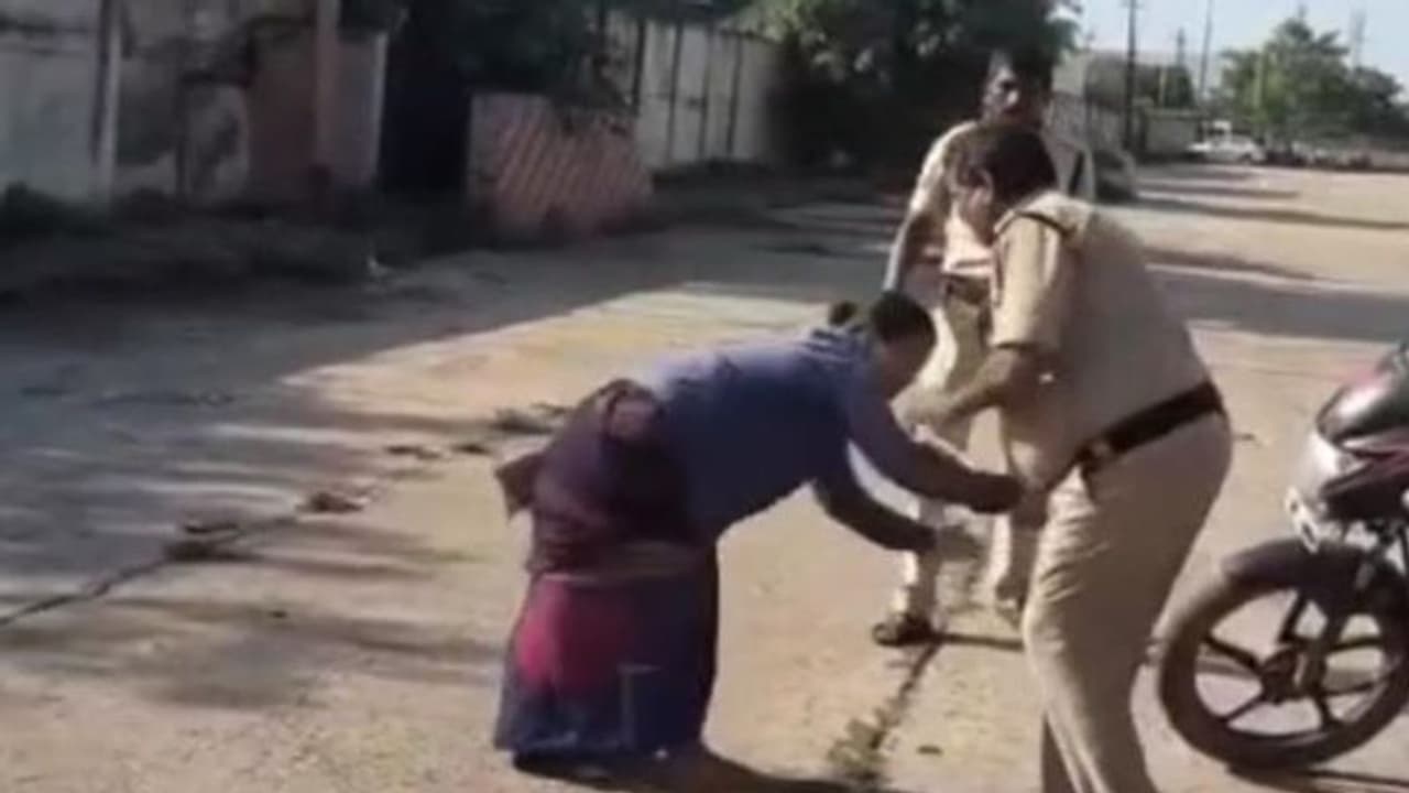 గుంటూరులో అమానుషం... మహిళను వస్త్రాలు పట్టుకుని లాక్కెళ్ళిన సెక్యూరిటీ సిబ్బంది (వీడియో) గుంటూరులో అమానుషం... మహిళను వస్త్రాలు పట్టుకుని లాక్కెళ్ళిన సెక్యూరిటీ సిబ్బంది (వీడియో)