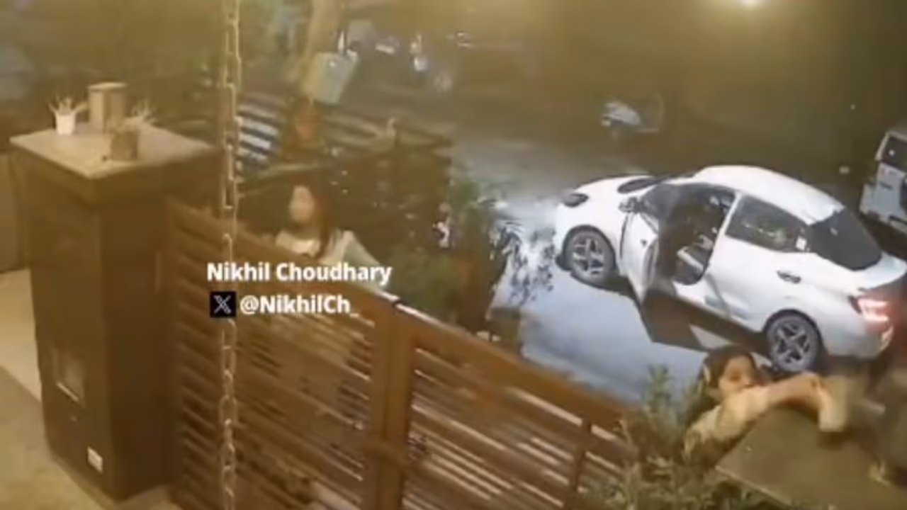 സെഡാനില് വന്ന് വീട്ടിലെ ചെടി ചട്ടികള് മോഷ്ടിക്കുന്ന യുവതികള്; സിസിടിവി ക്യാമറ ദൃശം വൈറല് ! സെഡാനില് വന്ന് വീട്ടിലെ ചെടി ചട്ടികള് മോഷ്ടിക്കുന്ന യുവതികള്; സിസിടിവി ക്യാമറ ദൃശം വൈറല് !