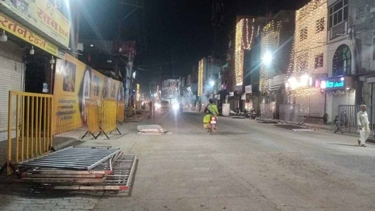 Rapid cleanup: BJP workers swiftly clear Indore roadshow route as per PM Modi's request (PHOTOS) Rapid cleanup: BJP workers swiftly clear Indore roadshow route as per PM Modi's request (PHOTOS)