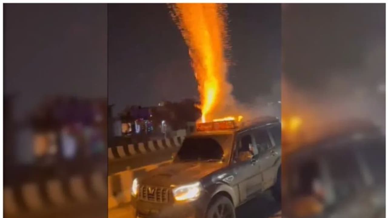 ഓടുന്ന കാറിന് മുകളിൽ പൂത്തിരി കത്തിച്ച് ഇത്തവണത്തെ വൈറല് വീഡിയോ; നമ്പർ പ്ലേറ്റില്ലാത്ത കാർ കണ്ടെത്താൻ പൊലീസും ഓടുന്ന കാറിന് മുകളിൽ പൂത്തിരി കത്തിച്ച് ഇത്തവണത്തെ വൈറല് വീഡിയോ; നമ്പർ പ്ലേറ്റില്ലാത്ത കാർ കണ്ടെത്താൻ പൊലീസും