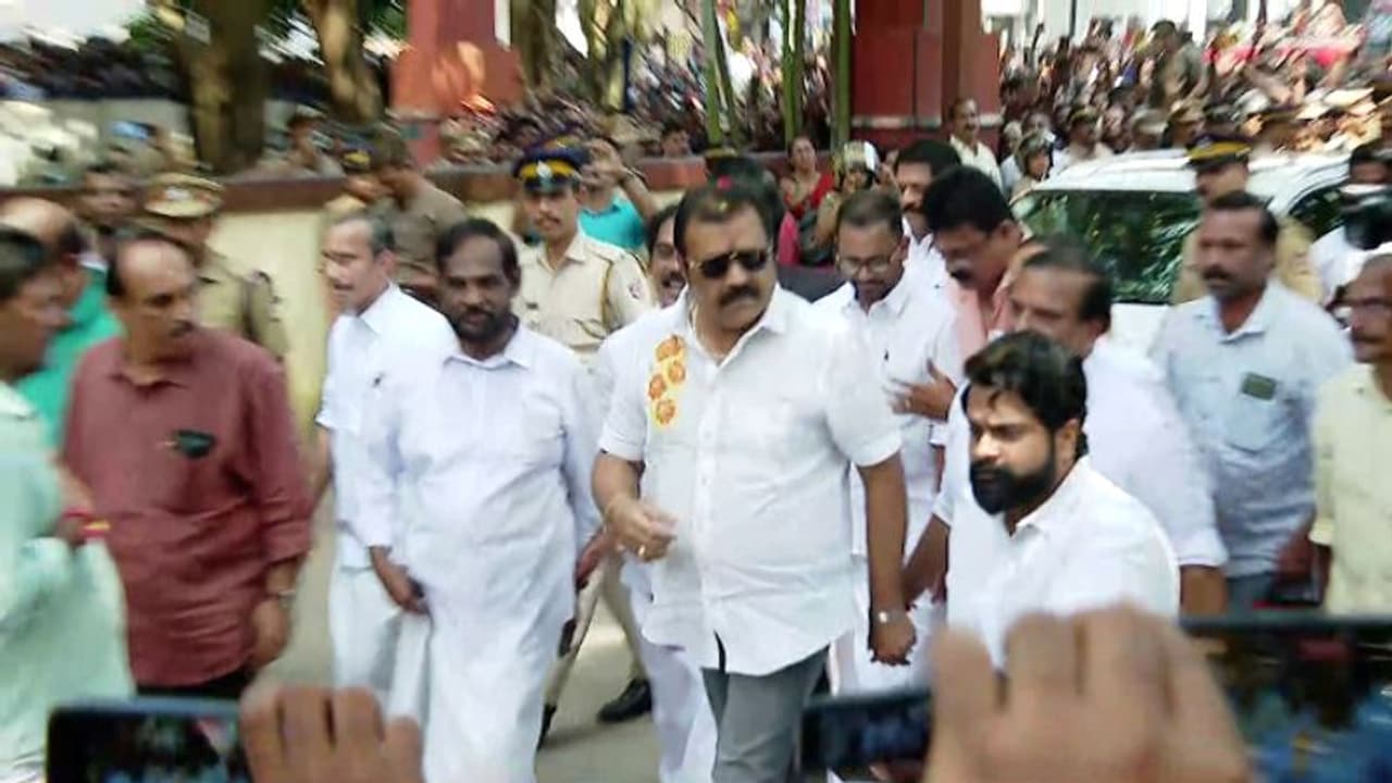 സുരേഷ് ഗോപി നടക്കാവ് പൊലീസ് സ്റ്റേഷനിൽ, ചോദ്യം ചെയ്യുന്നു, മുദ്രാവാക്യം വിളികളുമായി ബിജെപി പ്രവര്ത്തകര് സുരേഷ് ഗോപി നടക്കാവ് പൊലീസ് സ്റ്റേഷനിൽ, ചോദ്യം ചെയ്യുന്നു, മുദ്രാവാക്യം വിളികളുമായി ബിജെപി പ്രവര്ത്തകര്