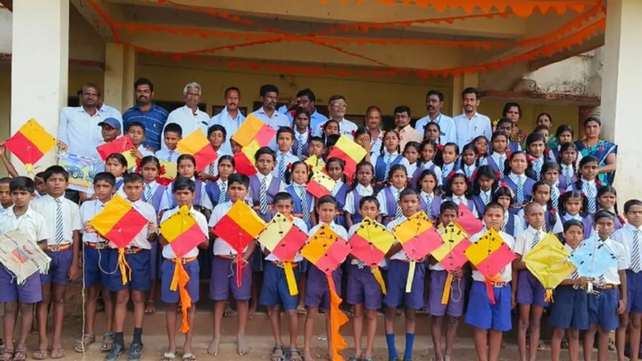 ಬಾನಂಗಳಕ್ಕೆ ಕನ್ನಡ ರಂಗು: ಸರ್ಕಾರಿ ಶಾಲೆ ವಿದ್ಯಾರ್ಥಿಗಳಿಂದ ಕನ್ನಡ ಧ್ವಜ ವರ್ಣದ ಗಾಳಿಪಟ ಹಾರಾಟ! ಬಾನಂಗಳಕ್ಕೆ ಕನ್ನಡ ರಂಗು: ಸರ್ಕಾರಿ ಶಾಲೆ ವಿದ್ಯಾರ್ಥಿಗಳಿಂದ ಕನ್ನಡ ಧ್ವಜ ವರ್ಣದ ಗಾಳಿಪಟ ಹಾರಾಟ!