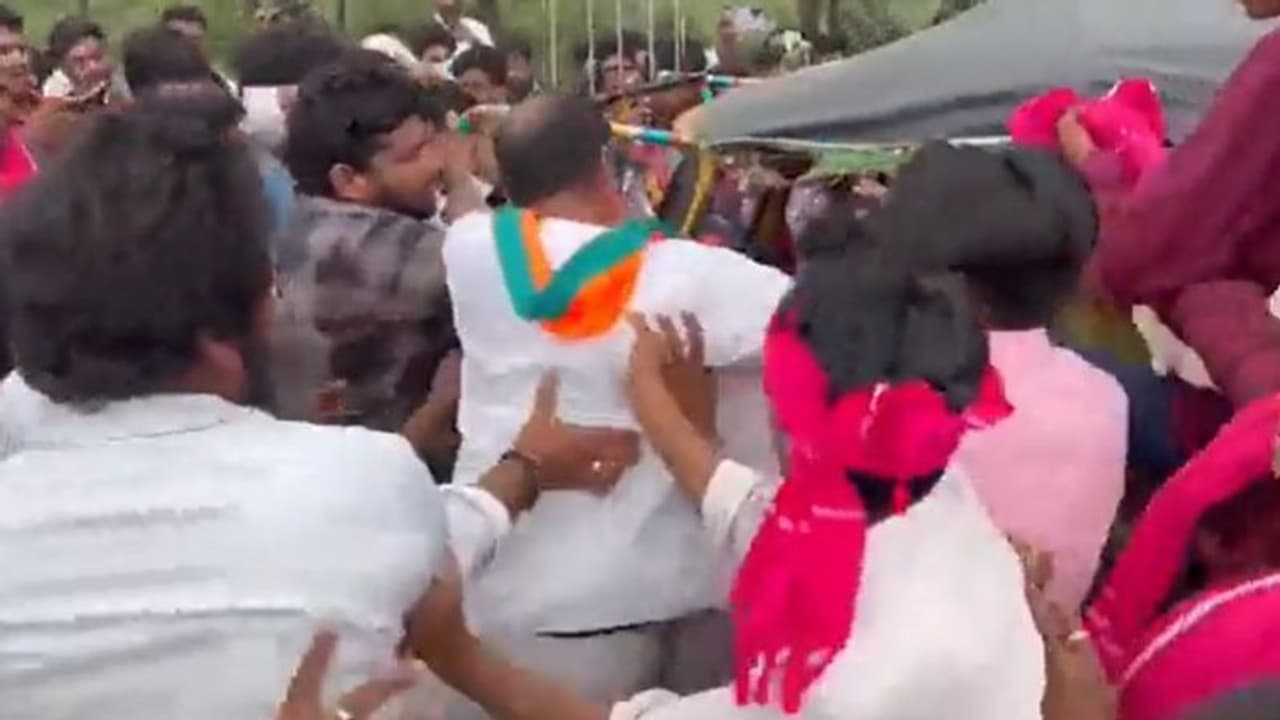 Sridhar Reddy : నల్గొండ బీజేపీ అధ్యక్షుడిపై బీఆర్ఎస్ కార్యకర్తల దాడి.. ఖండించిన కిషన్ రెడ్డి.. వీడియో వైరల్..