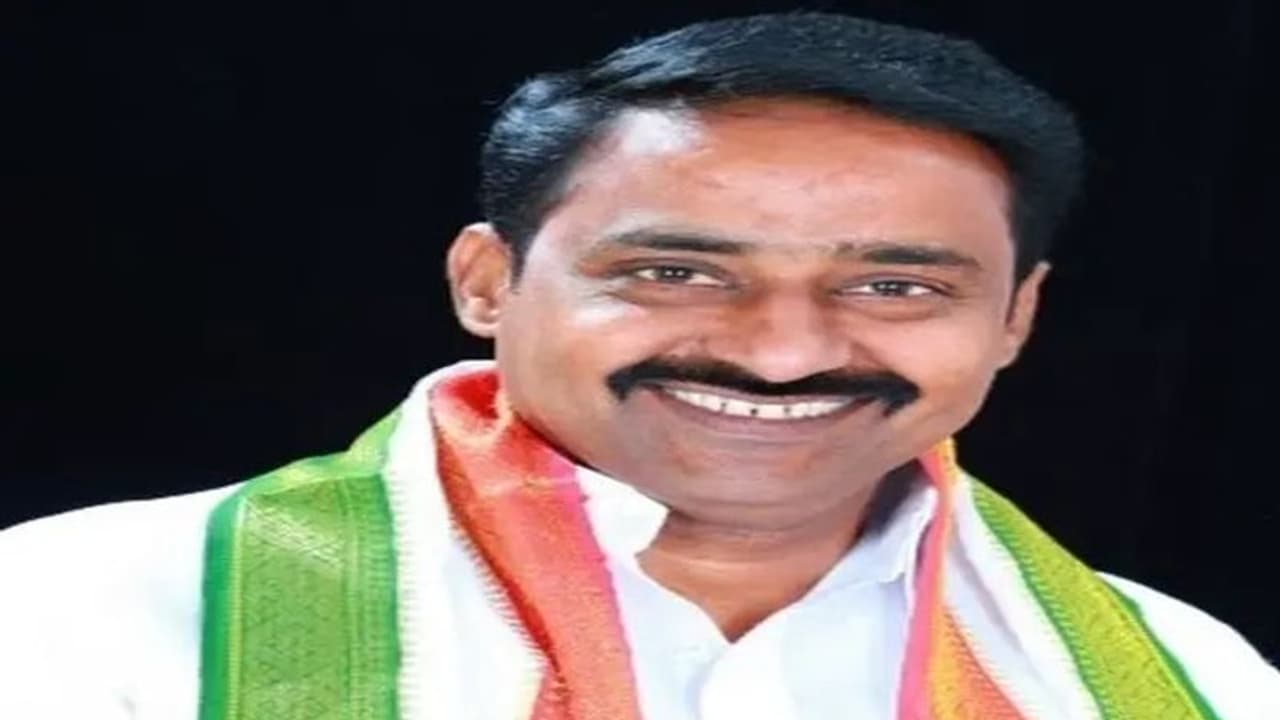 సూర్యాపేటలో హైడ్రామా, టెన్షన్: నామినేషన్ ఉపసంహరించుకున్న కాంగ్రెస్ రెబెల్ పటేల్ రమేష్ రెడ్డి సూర్యాపేటలో హైడ్రామా, టెన్షన్: నామినేషన్ ఉపసంహరించుకున్న కాంగ్రెస్ రెబెల్ పటేల్ రమేష్ రెడ్డి