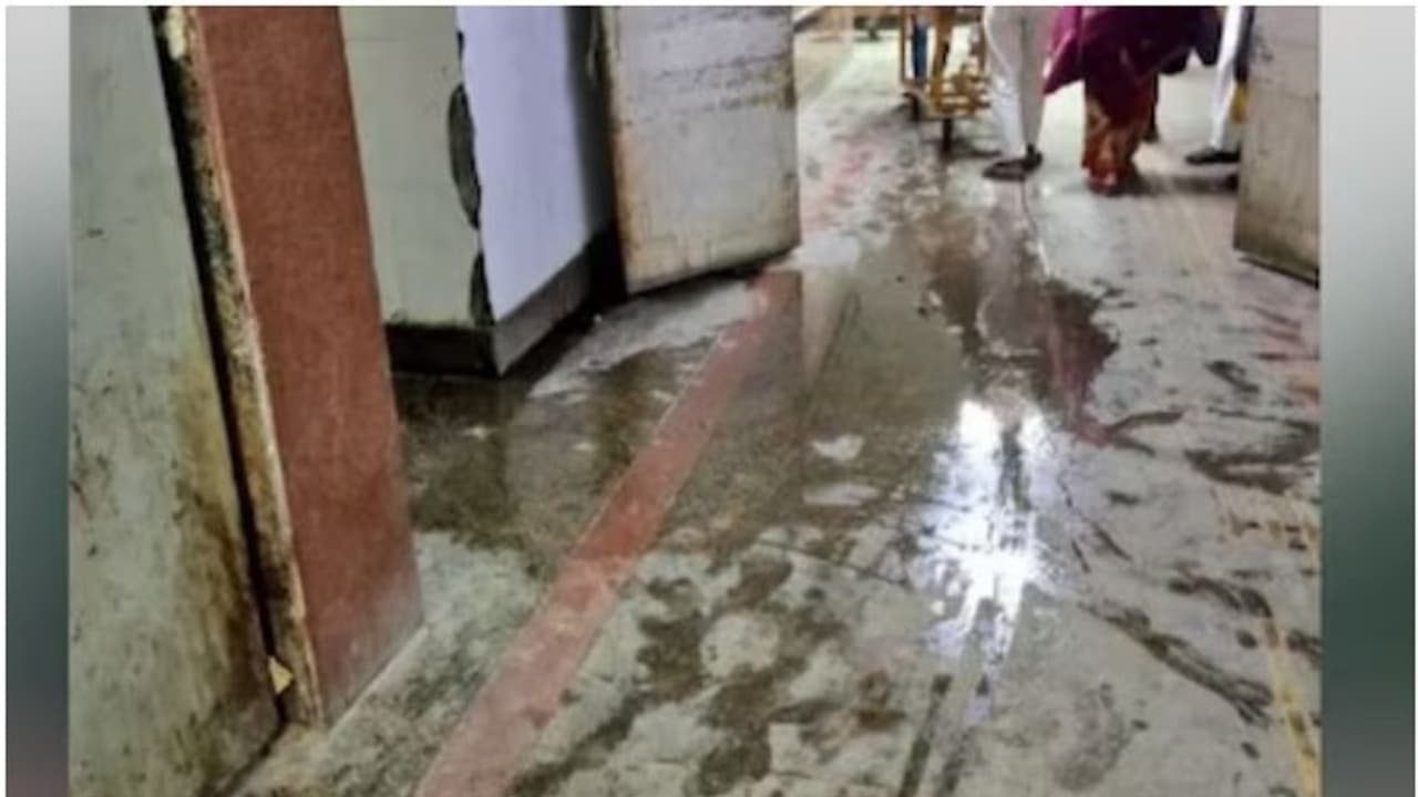 ആശുപത്രി കക്കൂസ് നിറഞ്ഞു, വായും മൂക്കും പൊത്തണം; മുഖ്യമന്ത്രിയെ ടാഗ് ചെയ്ത് പോസ്റ്റ്, കെജ്‍രിവാളിൻ്റെ മറുപടി