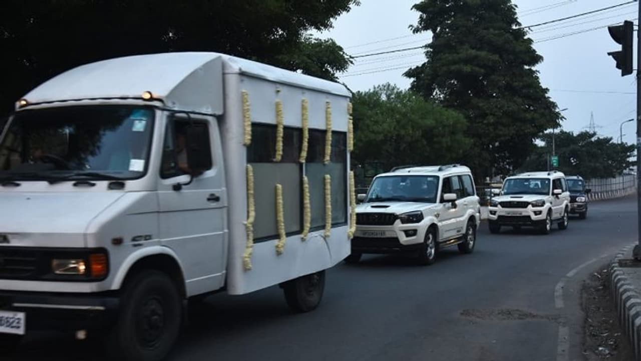 Subrata Roy News: सुब्रत रॉय सहारा का पार्थिव शरीर लाया गया लखनऊ के सहारा शहर, कल अंतिम संस्कार Subrata Roy News: सुब्रत रॉय सहारा का पार्थिव शरीर लाया गया लखनऊ के सहारा शहर, कल अंतिम संस्कार