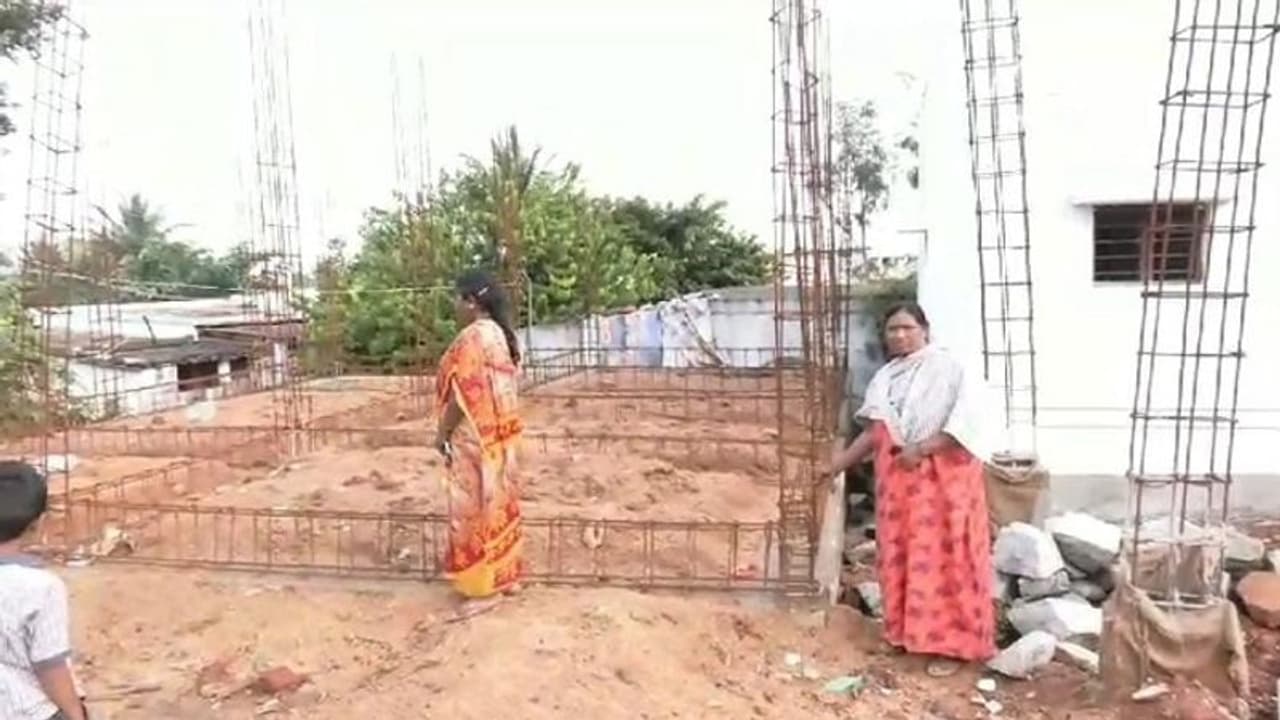 ಚಿತ್ರದುರ್ಗ: ಗುತ್ತಿಗೆದಾರರ ಹಣದ ದಾಹಕ್ಕೆ ಹಳ್ಳ ಹಿಡಿದ ಪ್ರಧಾನಿ ಅವಾಜ್ ಯೋಜನೆ..! ಚಿತ್ರದುರ್ಗ: ಗುತ್ತಿಗೆದಾರರ ಹಣದ ದಾಹಕ್ಕೆ ಹಳ್ಳ ಹಿಡಿದ ಪ್ರಧಾನಿ ಅವಾಜ್ ಯೋಜನೆ..!