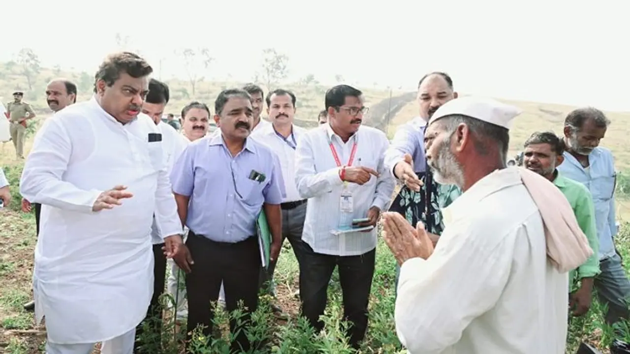 ವಿಜಯಪುರದಲ್ಲಿ ಭೀಕರ ಬರ: ಫೀಲ್ಡಿಗಿಳಿದ ಸಚಿವ ಎಂ.ಬಿ.ಪಾಟೀಲ್..! ವಿಜಯಪುರದಲ್ಲಿ ಭೀಕರ ಬರ: ಫೀಲ್ಡಿಗಿಳಿದ ಸಚಿವ ಎಂ.ಬಿ.ಪಾಟೀಲ್..!