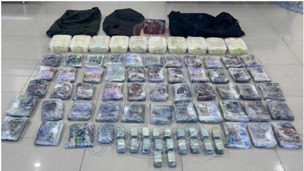 കോസ്റ്റ് ഗാർഡ് പൊലീസ് പാഞ്ഞെത്തി, മൂന്ന് പ്രവാസികളെ പിടികൂടി; കണ്ടെടുത്തത് 4000 സൈക്കോട്രോപിക് ഗുളികകളടക്കം കോസ്റ്റ് ഗാർഡ് പൊലീസ് പാഞ്ഞെത്തി, മൂന്ന് പ്രവാസികളെ പിടികൂടി; കണ്ടെടുത്തത് 4000 സൈക്കോട്രോപിക് ഗുളികകളടക്കം