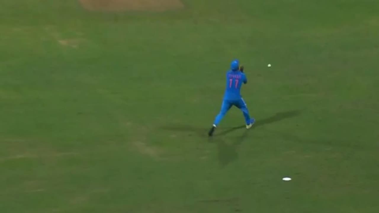 India vs New Zealand: லட்டு மாதிரியான கேட்சை கோட்டைவிட்ட ஷமி – அதிர்ச்சியில் தலையில் கையை வைத்த ரசிகர்கள்! India vs New Zealand: லட்டு மாதிரியான கேட்சை கோட்டைவிட்ட ஷமி – அதிர்ச்சியில் தலையில் கையை வைத்த ரசிகர்கள்!