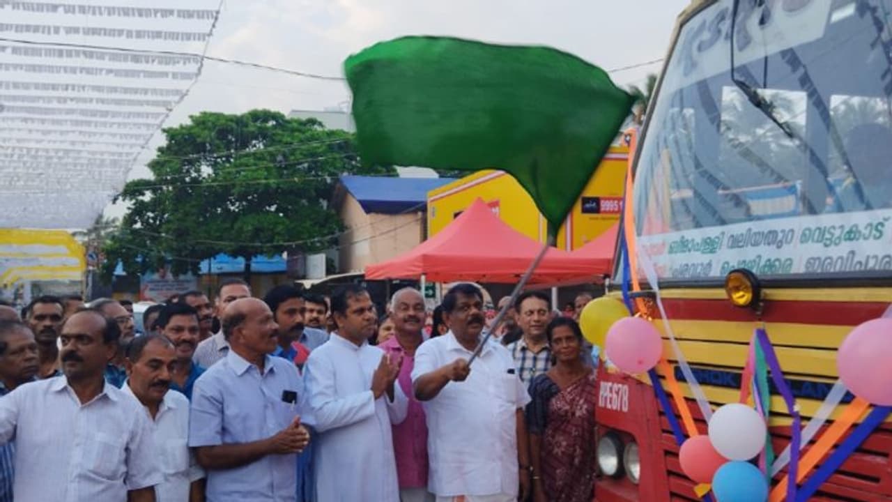 'ദീര്ഘനാളത്തെ സ്വപ്നം': ഒടുവില് ആ തീരദേശ ബസ് സര്വീസിന് ആരംഭം, 21 സ്റ്റോപ്പുകൾ 'ദീര്ഘനാളത്തെ സ്വപ്നം': ഒടുവില് ആ തീരദേശ ബസ് സര്വീസിന് ആരംഭം, 21 സ്റ്റോപ്പുകൾ