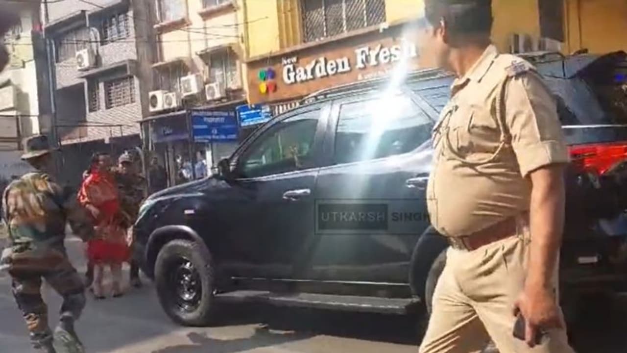 ಪ್ರಧಾನಿ ಮೋದಿ ರಾಂಚಿ ಭೇಟಿಯಲ್ಲಿ ಭದ್ರತಾ ಲೋಪ,ವಾಹನಕ್ಕೆ ಅಡ್ಡ ಬಂದ ಮಹಿಳೆ ವಶಕ್ಕೆ ! ಪ್ರಧಾನಿ ಮೋದಿ ರಾಂಚಿ ಭೇಟಿಯಲ್ಲಿ ಭದ್ರತಾ ಲೋಪ,ವಾಹನಕ್ಕೆ ಅಡ್ಡ ಬಂದ ಮಹಿಳೆ ವಶಕ್ಕೆ !