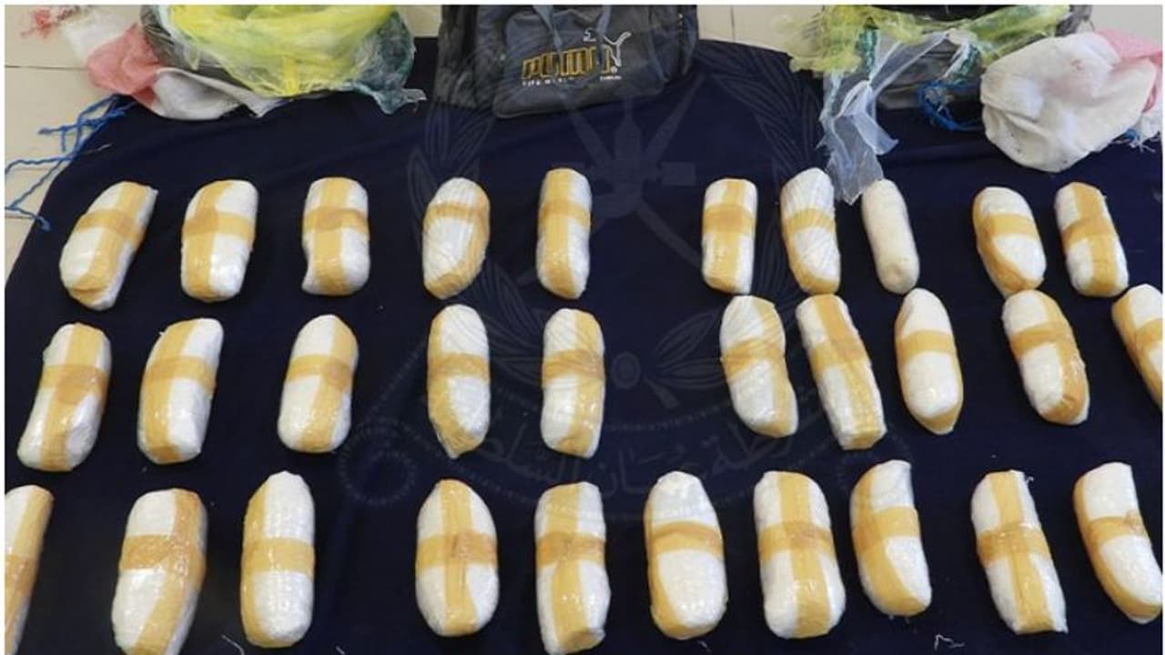 കൈവശം ഹാഷിഷും ക്രിസ്റ്റൽ മെത്തും; റോയൽ ഒമാൻ പൊലീസിന്റെ കയ്യിൽ കുടുങ്ങി ഏഴ് പ്രവാസികള് കൈവശം ഹാഷിഷും ക്രിസ്റ്റൽ മെത്തും; റോയൽ ഒമാൻ പൊലീസിന്റെ കയ്യിൽ കുടുങ്ങി ഏഴ് പ്രവാസികള്