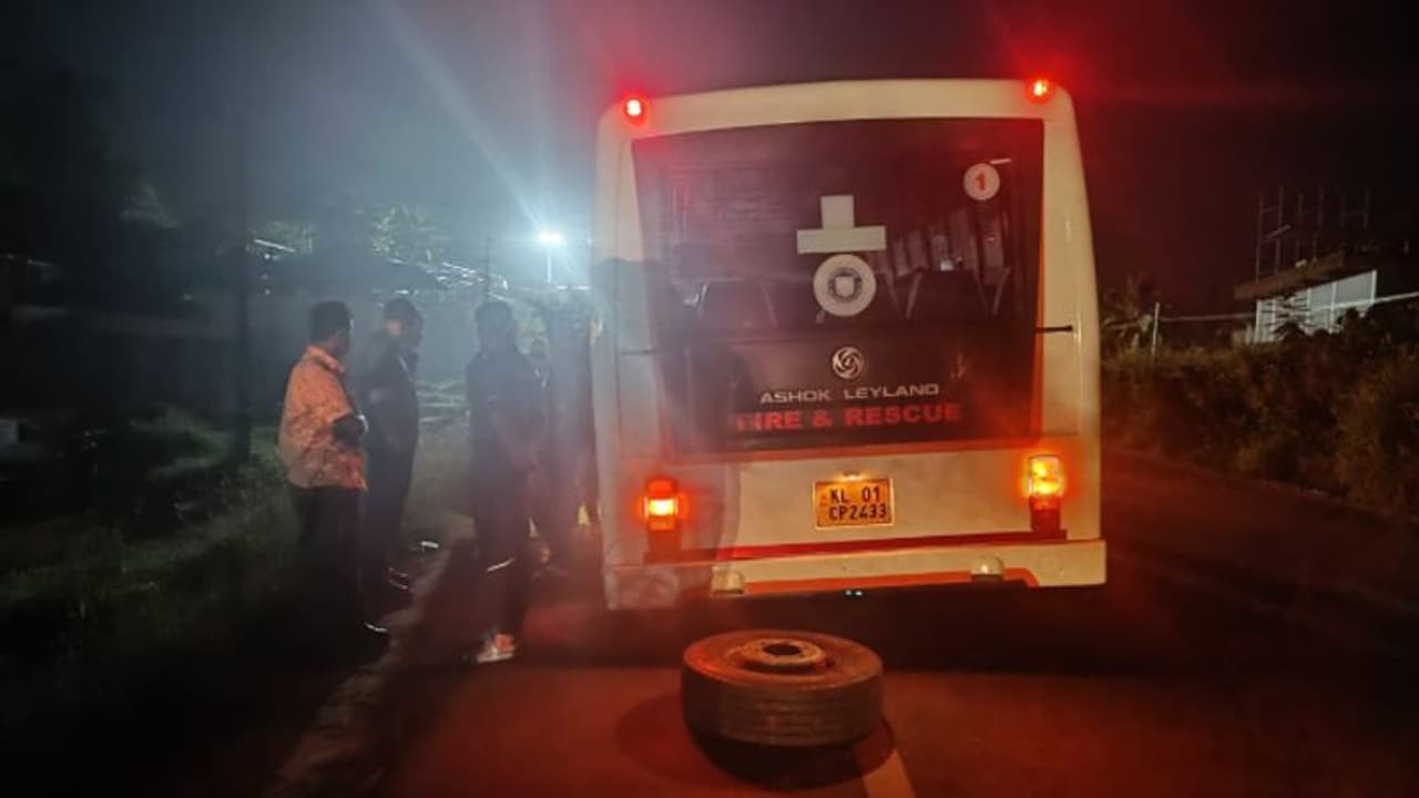 ശബരിമല ഡ്യൂട്ടിക്ക് ജീവനക്കാരുമായി പോയ ഫയർഫോഴ്സ് വാഹനത്തിന്റെ ടയറുകൾ ഊരിത്തെറിച്ചു ശബരിമല ഡ്യൂട്ടിക്ക് ജീവനക്കാരുമായി പോയ ഫയർഫോഴ്സ് വാഹനത്തിന്റെ ടയറുകൾ ഊരിത്തെറിച്ചു