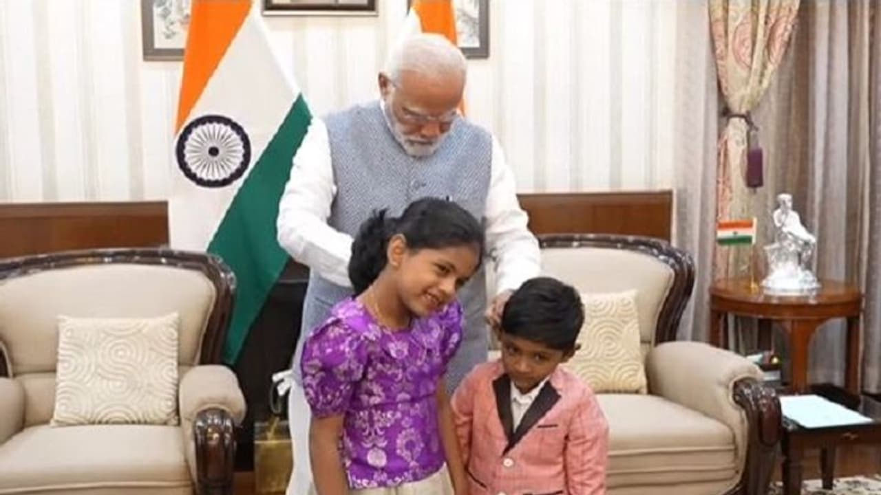 కొంటె మోడీ.. మ్యాజిక్ చేసి చిన్నారుల్ని మాయ చేశారు..వీడియో వైరల్ కొంటె మోడీ.. మ్యాజిక్ చేసి చిన్నారుల్ని మాయ చేశారు..వీడియో వైరల్