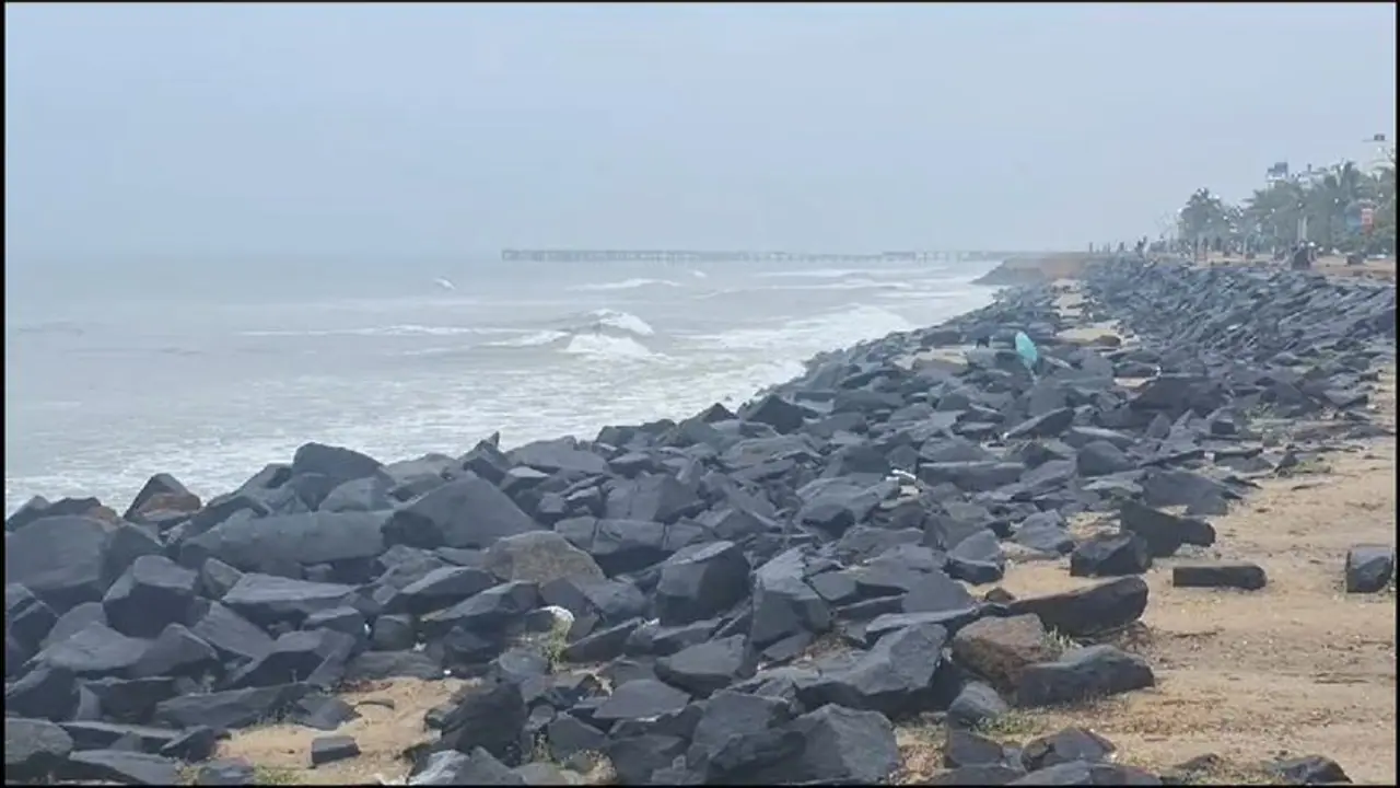 வழக்கத்திற்கு மாறாக சீற்றத்துடன் காணப்படும் கடல் அலை; புதுவையில் கடலில் குளிக்க மக்களுக்கு தடை