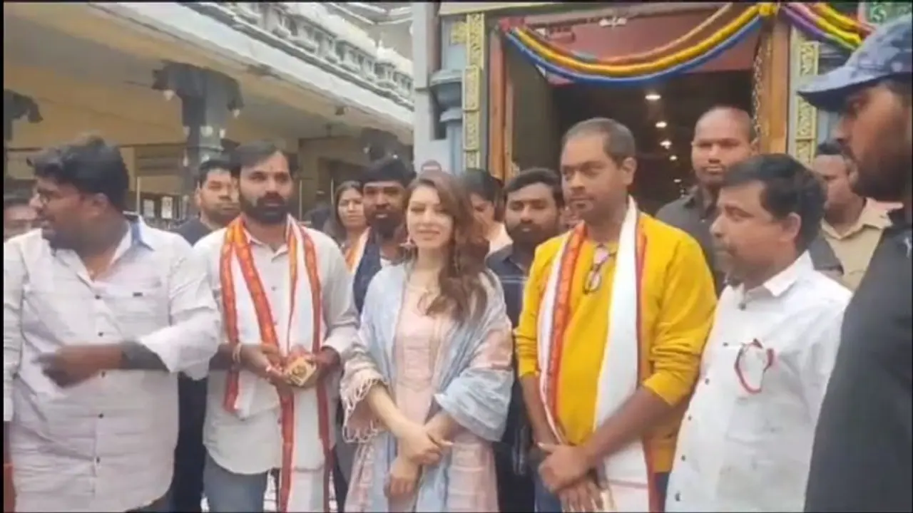 விஜயவாடாவில் உள்ள கனக துர்கை அம்மன் கோயிலுக்கு திடீர் விசிட் அடித்த ஹன்சிகா என்ன விசேஷம் தெரியுமா?