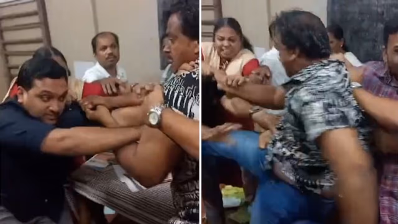 Kerala: Clashes during Kozhikode school staff meeting over corporal punishment incident (WATCH) Kerala: Clashes during Kozhikode school staff meeting over corporal punishment incident (WATCH)