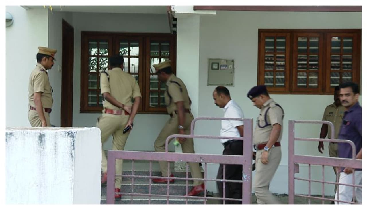 അമ്മ മരിച്ചത് മകൻ്റെ അടിയേറ്റ് തന്നെ; അച്ഛൻ മരിച്ചത് ഹൃദയാഘാതം മൂലവും; മകൻ അറസ്റ്റിൽ