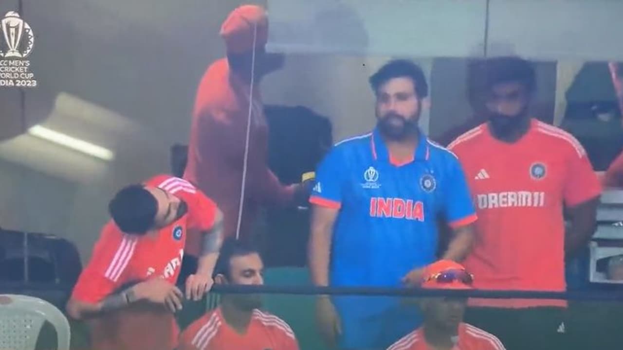 എന്നാലും ഇങ്ങനെയുണ്ടോ ഒരു സ്നേഹം; അനുഷ്കയെ കാണാതെ ഡ്രസ്സിംഗ് റൂമില് ഇരിപ്പുറക്കാതെ വിരാട് കോലി എന്നാലും ഇങ്ങനെയുണ്ടോ ഒരു സ്നേഹം; അനുഷ്കയെ കാണാതെ ഡ്രസ്സിംഗ് റൂമില് ഇരിപ്പുറക്കാതെ വിരാട് കോലി