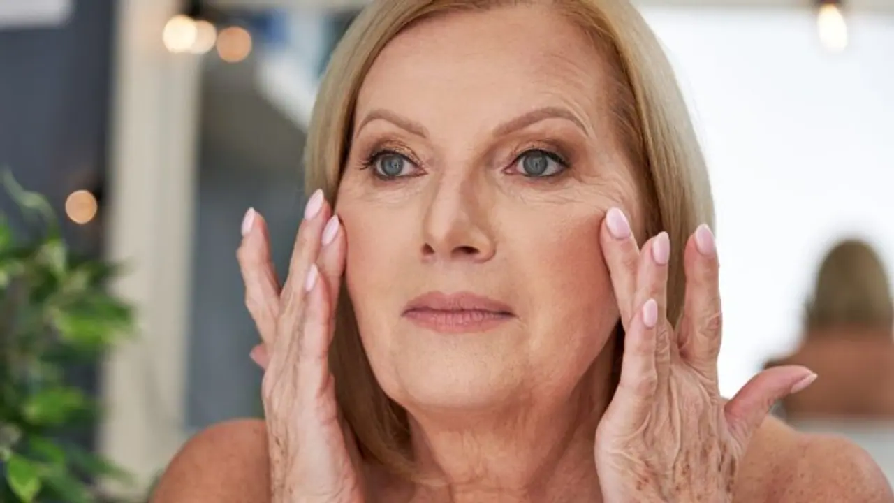 മുഖം കണ്ടാല് പ്രായം തോന്നിക്കുന്നുണ്ടോ? ചുളിവുകളെ തടയാന് വീട്ടില് പരീക്ഷിക്കാം ഇക്കാര്യങ്ങള്... മുഖം കണ്ടാല് പ്രായം തോന്നിക്കുന്നുണ്ടോ? ചുളിവുകളെ തടയാന് വീട്ടില് പരീക്ഷിക്കാം ഇക്കാര്യങ്ങള്...