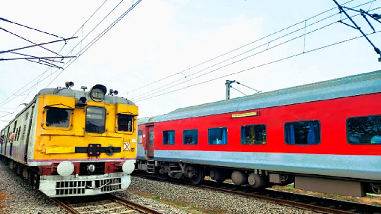 Special Trains: ప్రయాణికులకు గుడ్ న్యూస్.. సంక్రాంతికి 32 ప్రత్యేక రైళ్లు.. ఏయే మార్గాల్లో