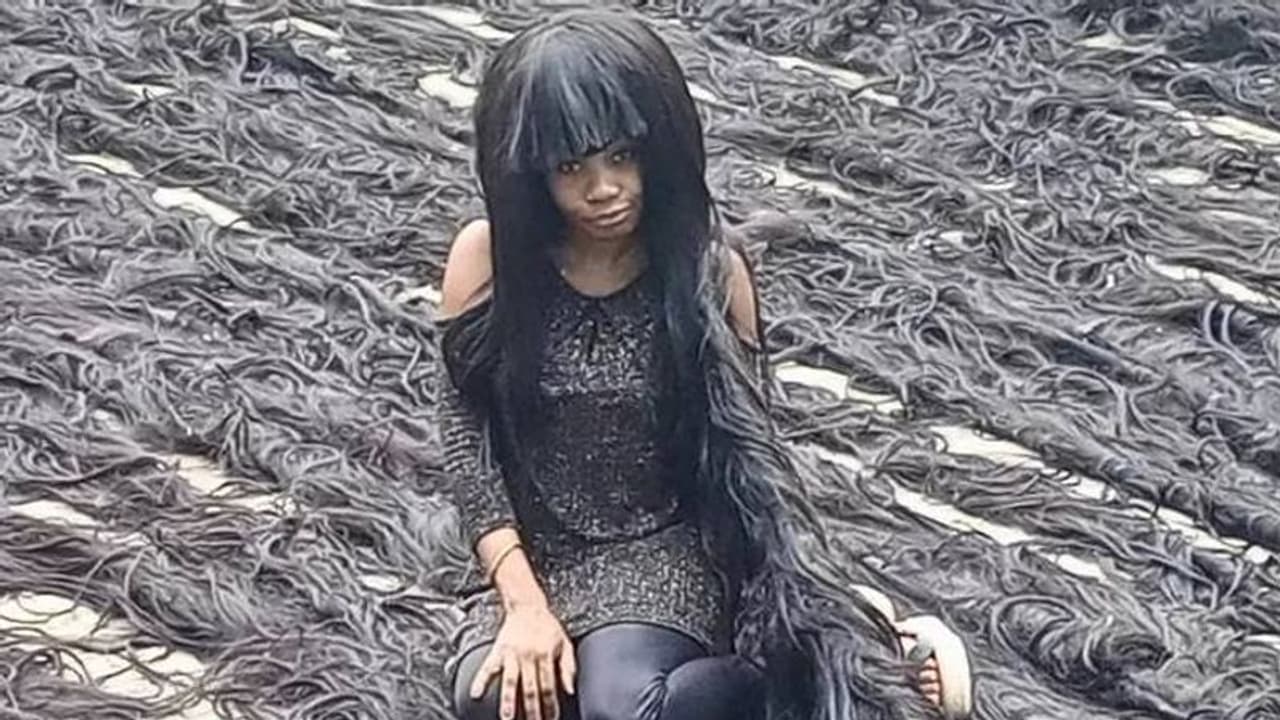 1,000 ബണ്ടിൽ മുടി, 35 ട്യൂബ് ഹെയർ ഗ്ലൂ, 6,250 ഹെയർ ക്ലിപ്പുകൾ; ലോകത്തിലെ ഏറ്റവും നീളം കൂടിയ വിഗ്ഗ്! 1,000 ബണ്ടിൽ മുടി, 35 ട്യൂബ് ഹെയർ ഗ്ലൂ, 6,250 ഹെയർ ക്ലിപ്പുകൾ; ലോകത്തിലെ ഏറ്റവും നീളം കൂടിയ വിഗ്ഗ്!