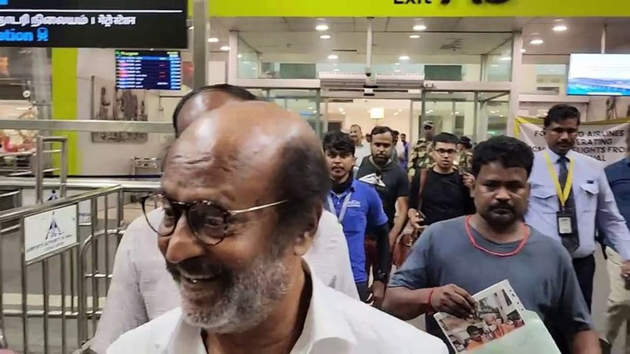 நூறு சதவிகிதம் கப்பு நமதே! சென்னை விமான நிலையத்தில் நடிகர் ரஜினிகாந்த் பேட்டி! நூறு சதவிகிதம் கப்பு நமதே! சென்னை விமான நிலையத்தில் நடிகர் ரஜினிகாந்த் பேட்டி!