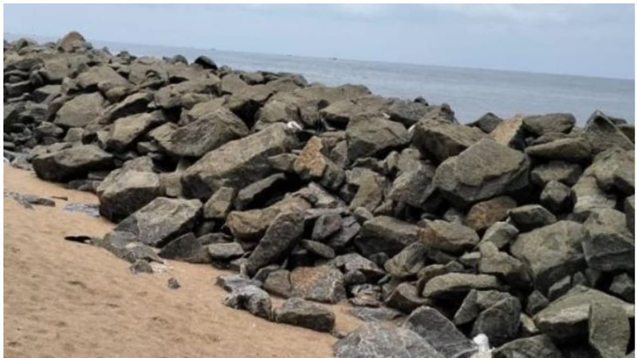 ഒന്ന് ഉറങ്ങാൻ പോലുമാകാതെ പേടിച്ച് ഇനി കഴിയേണ്ട; 91 ലക്ഷം രൂപ കൊണ്ട് അകറ്റിയത് നിരവധി കുടുംബങ്ങളുടെ ഭയം ഒന്ന് ഉറങ്ങാൻ പോലുമാകാതെ പേടിച്ച് ഇനി കഴിയേണ്ട; 91 ലക്ഷം രൂപ കൊണ്ട് അകറ്റിയത് നിരവധി കുടുംബങ്ങളുടെ ഭയം